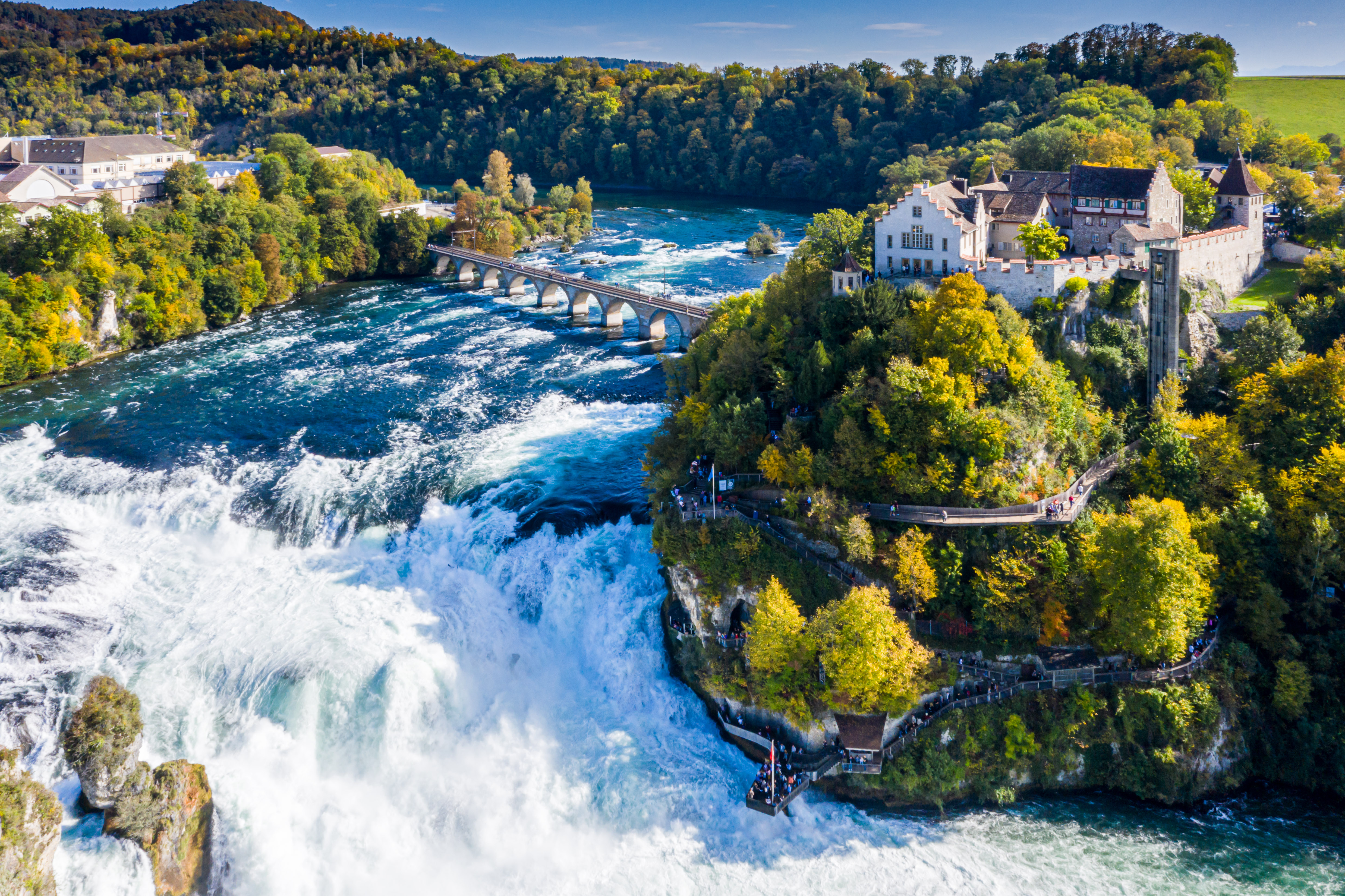 Rhine Falls vandfald med Laufen slot og jernbanebro set fra luften i Schweiz