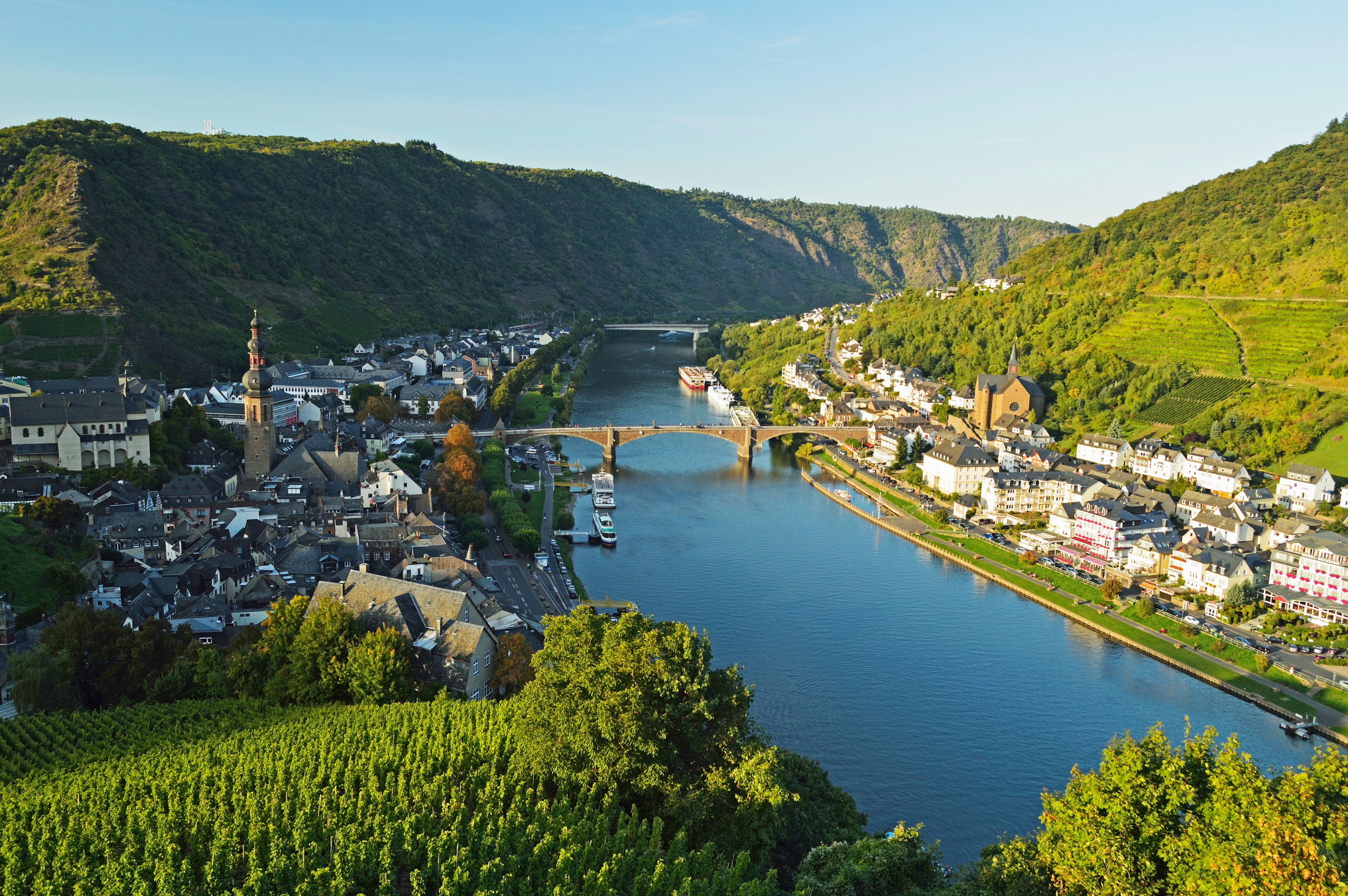 Cochem i Rhineland-Palatinate med Mosel-floden, traditionel kirke og vingårdslandskab