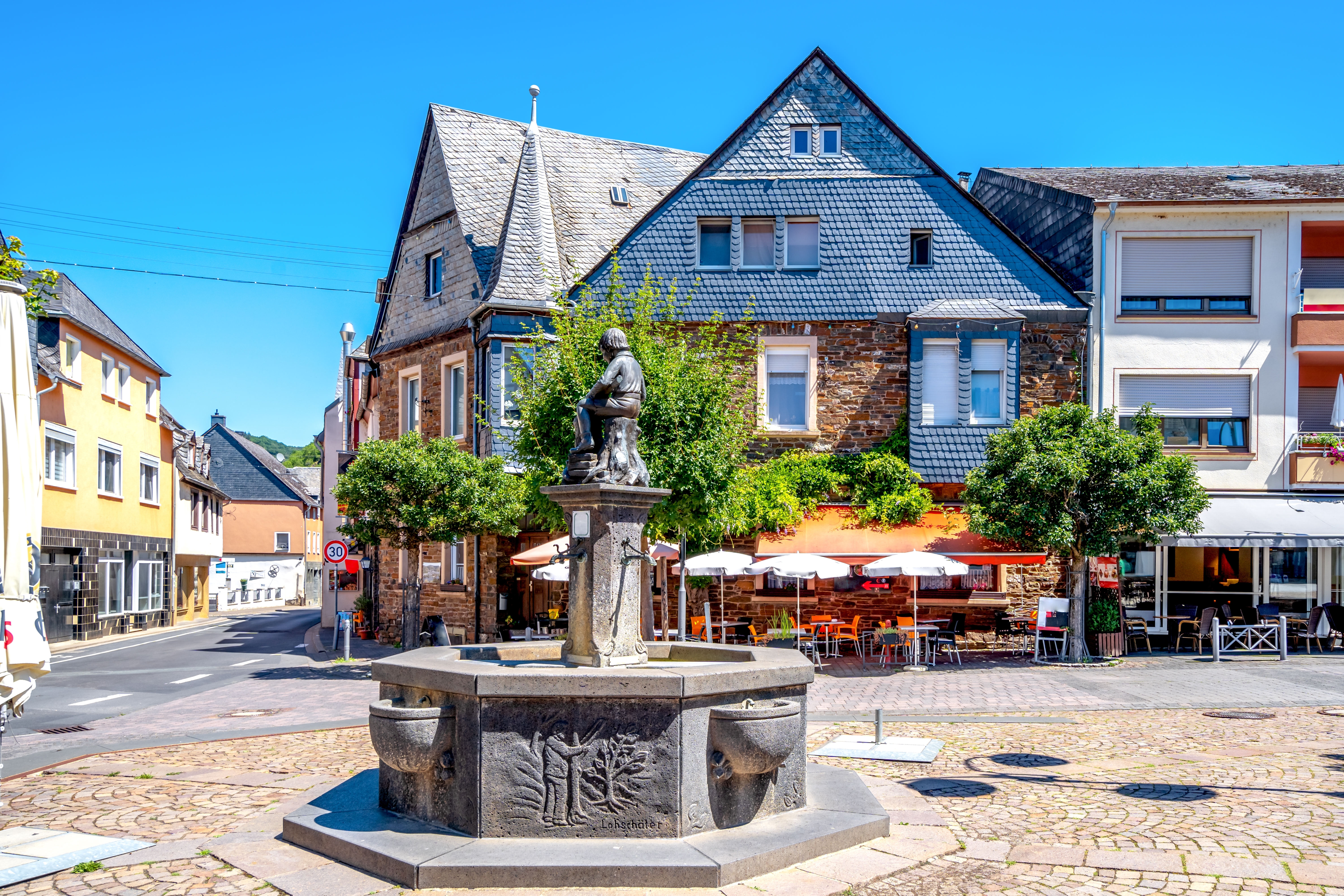 Historisk markedstorv med stenspringvand i Treis-Karden ved Mosel-floden, Tyskland