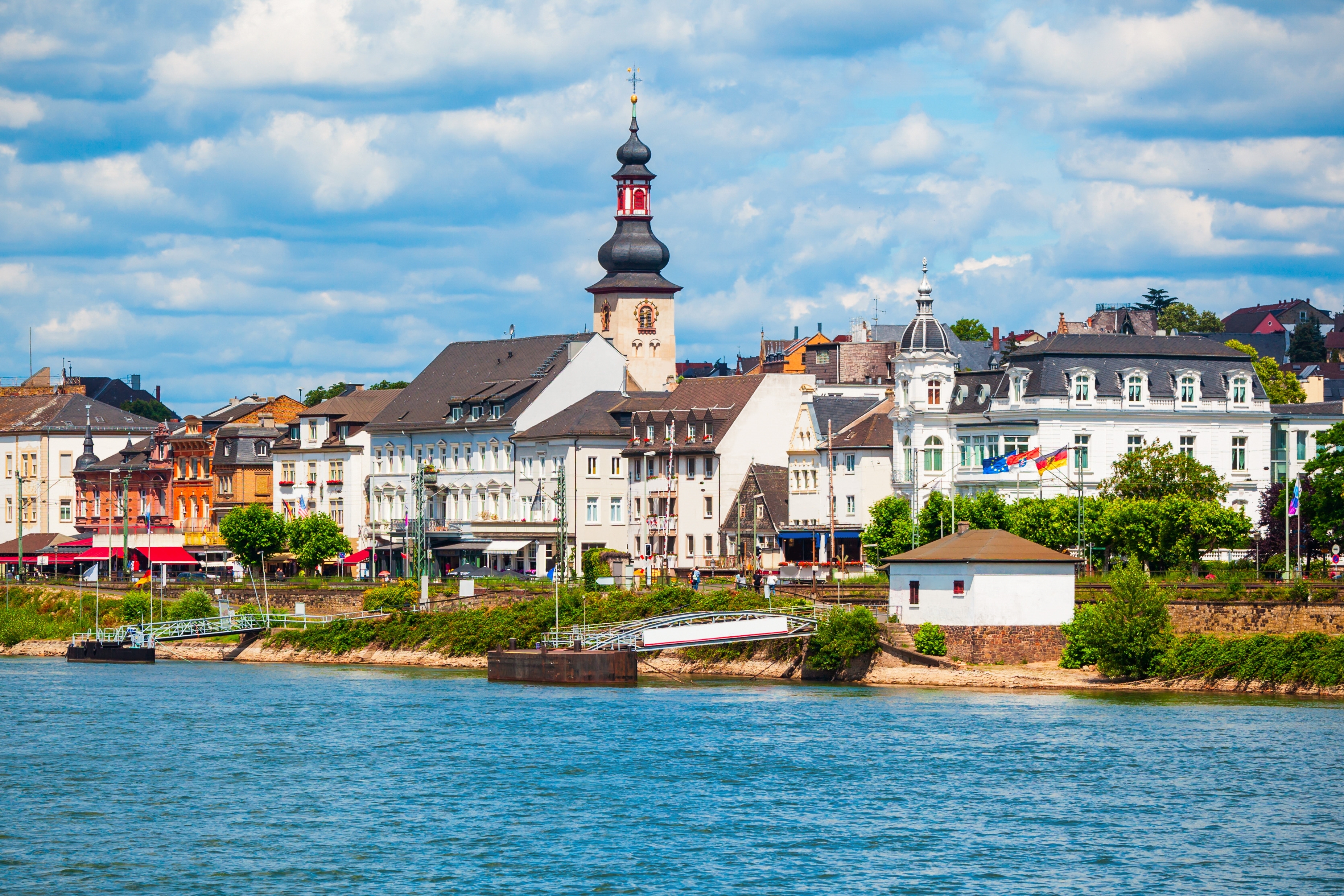 Rüdesheim am Rhein med karakteristisk kirketårn og charmerende riverfront i Tyskland