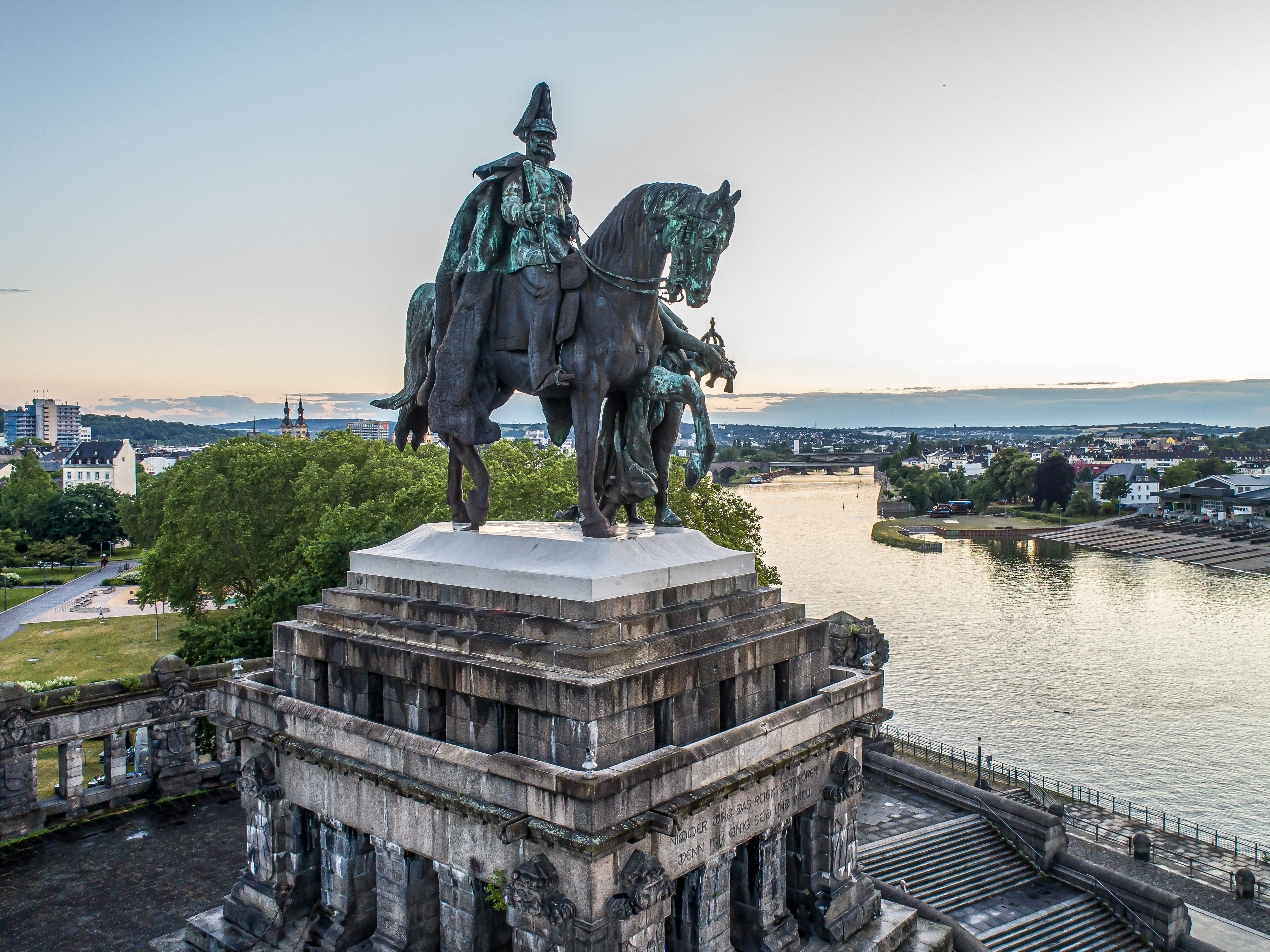Historisk Kaiser Wilhelm monument ved Rhinen og Mosels sammenløb i Koblenz