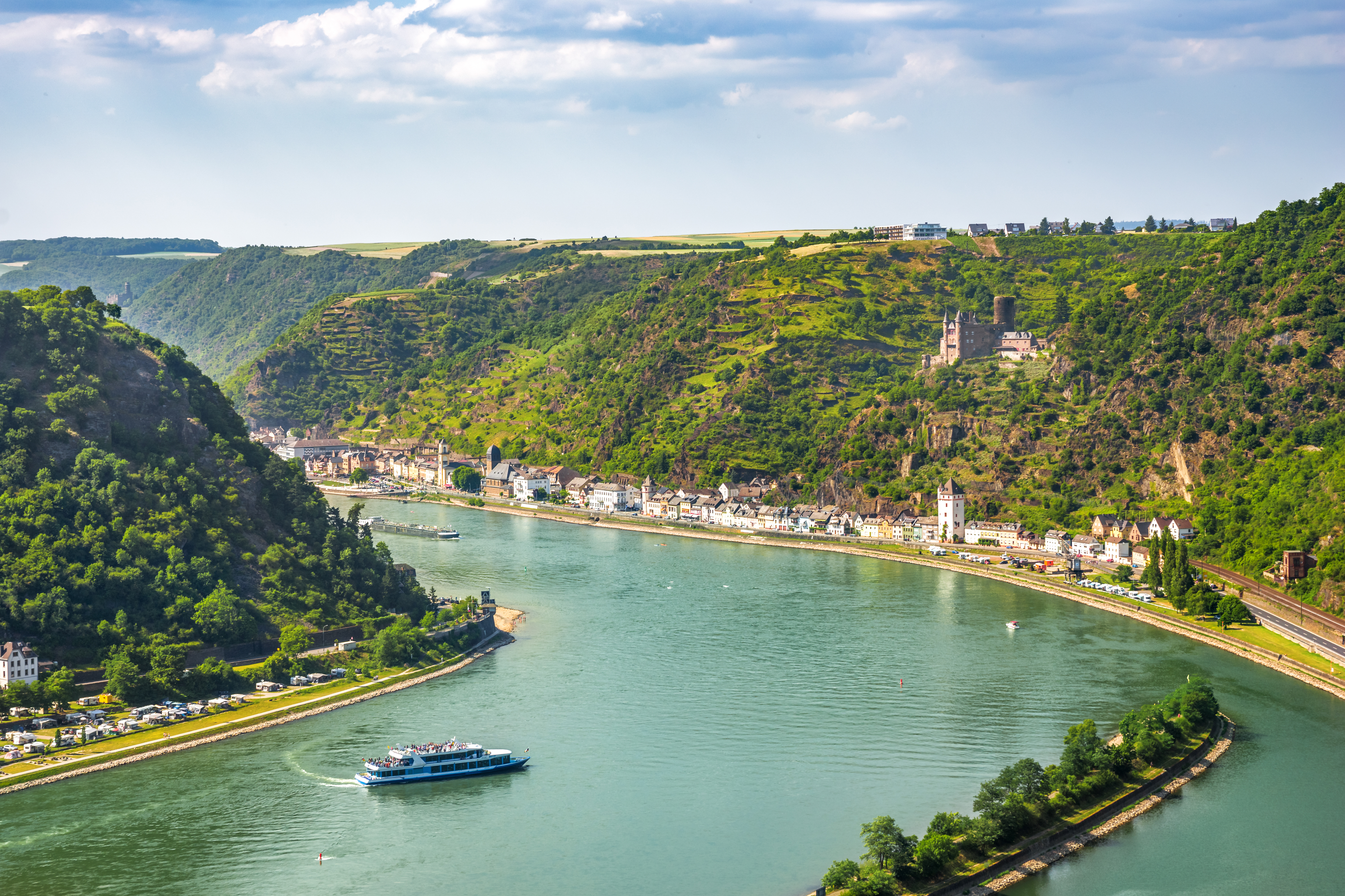 Flodkrydstogt på Rhinen ved Sankt Goarshausen med udsigt over Loreley-klippen og de grønne vinbjerge i Mellemrhindalen, UNESCO Verdensarv i Tyskland