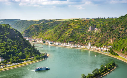Flodkrydstogt på Rhinen ved Sankt Goarshausen med udsigt over Loreley-klippen og de grønne vinbjerge i Mellemrhindalen, UNESCO Verdensarv i Tyskland