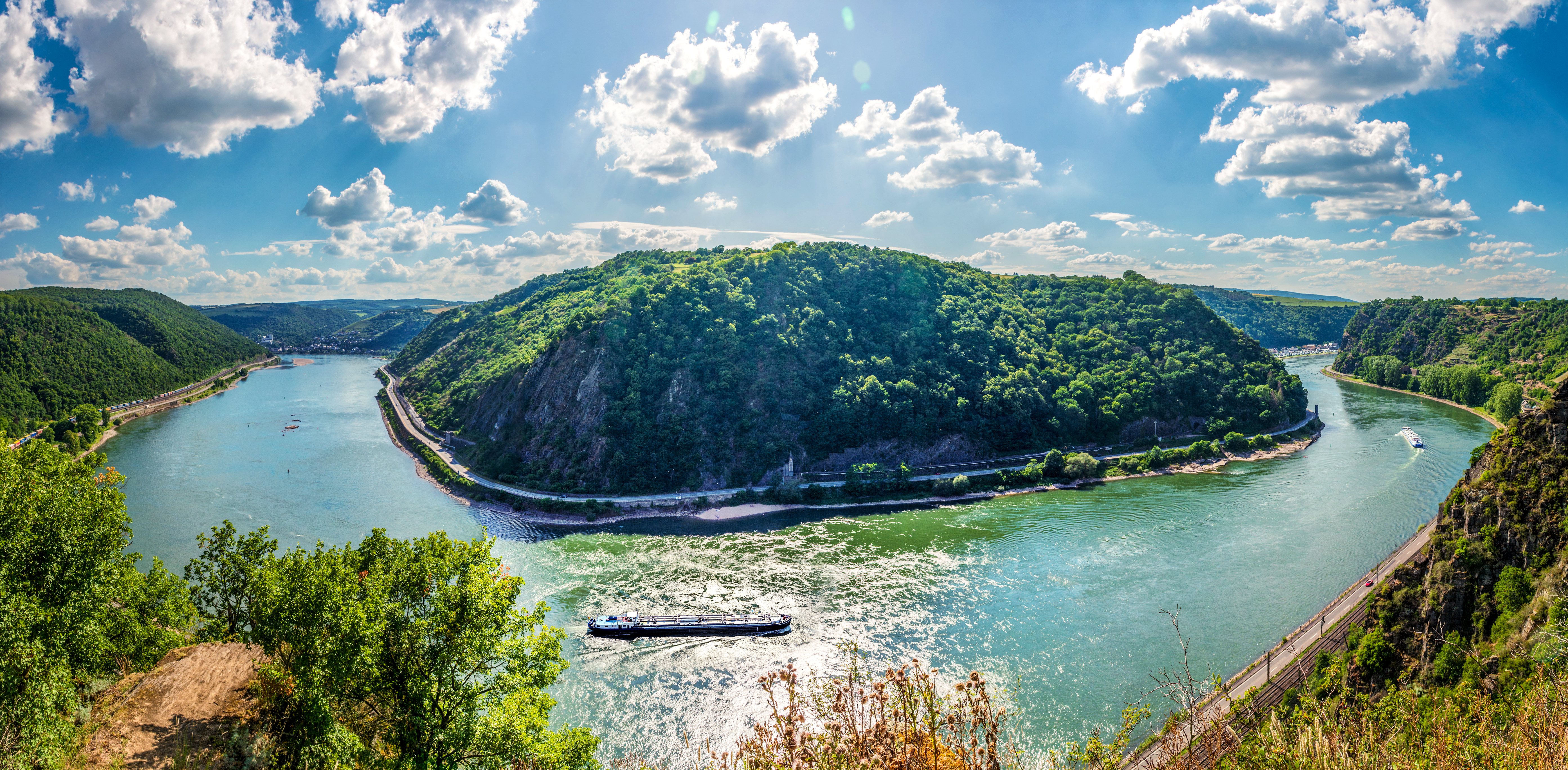 Storslået panorama over Rhinens sving med Loreley-klippen og flodsejlads, set fra Felsenkanzel udsigtspunkt på Rheinsteig-ruten i Rhinland-Pfalz