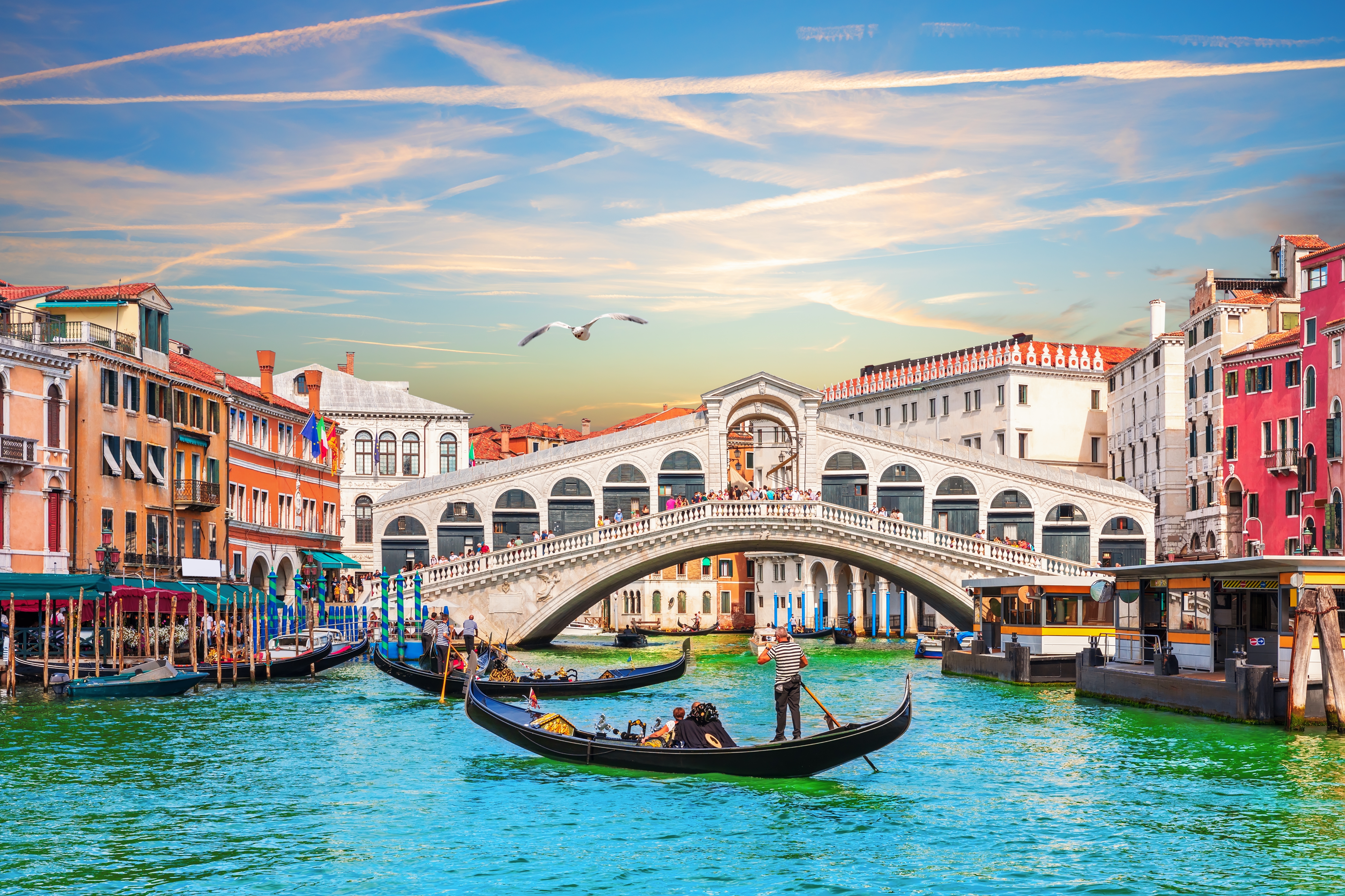 Klassisk veneziansk gondol under den historiske Rialto-bro på Canal Grande