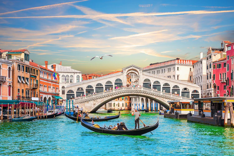 Klassisk veneziansk gondol under den historiske Rialto-bro på Canal Grande