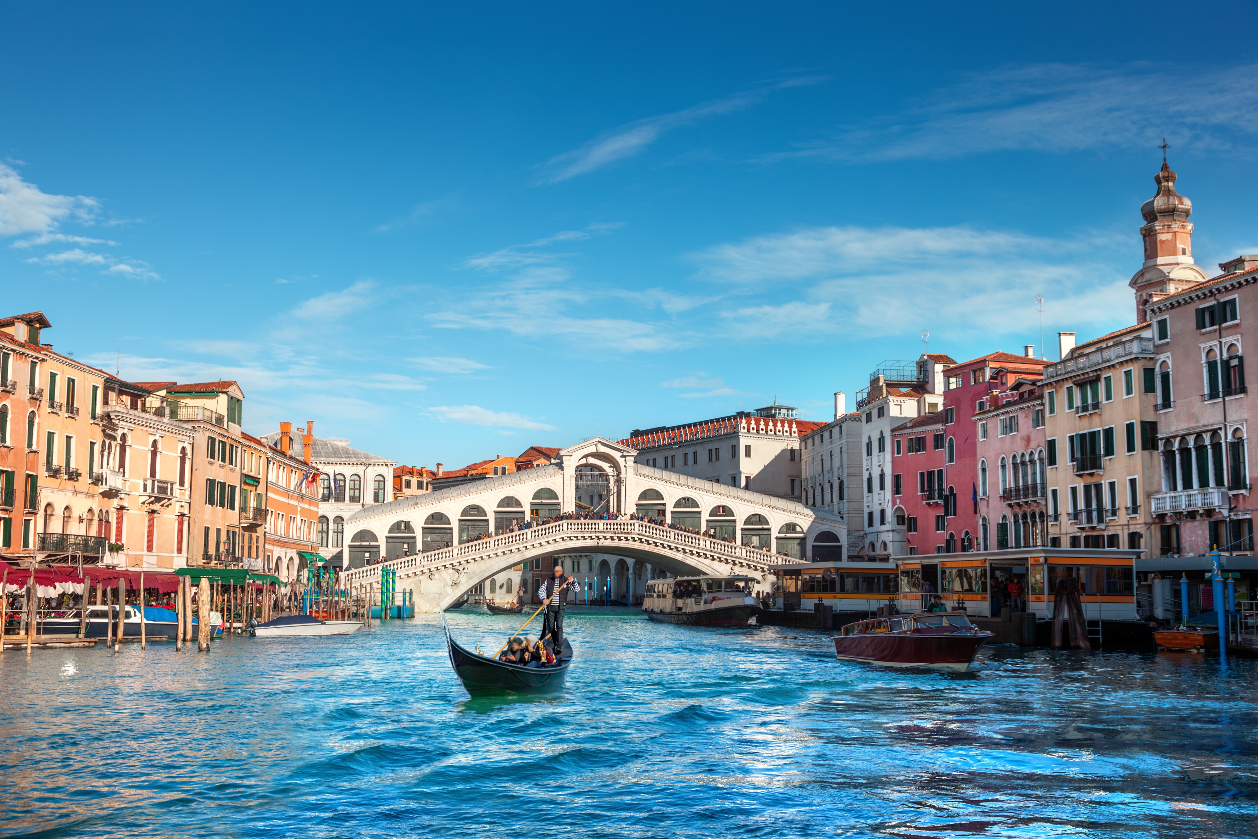 Udsigt over Canal Grande i Venedig med gondol og den historiske Rialto-bro omgivet af smukke venetianske bygninger