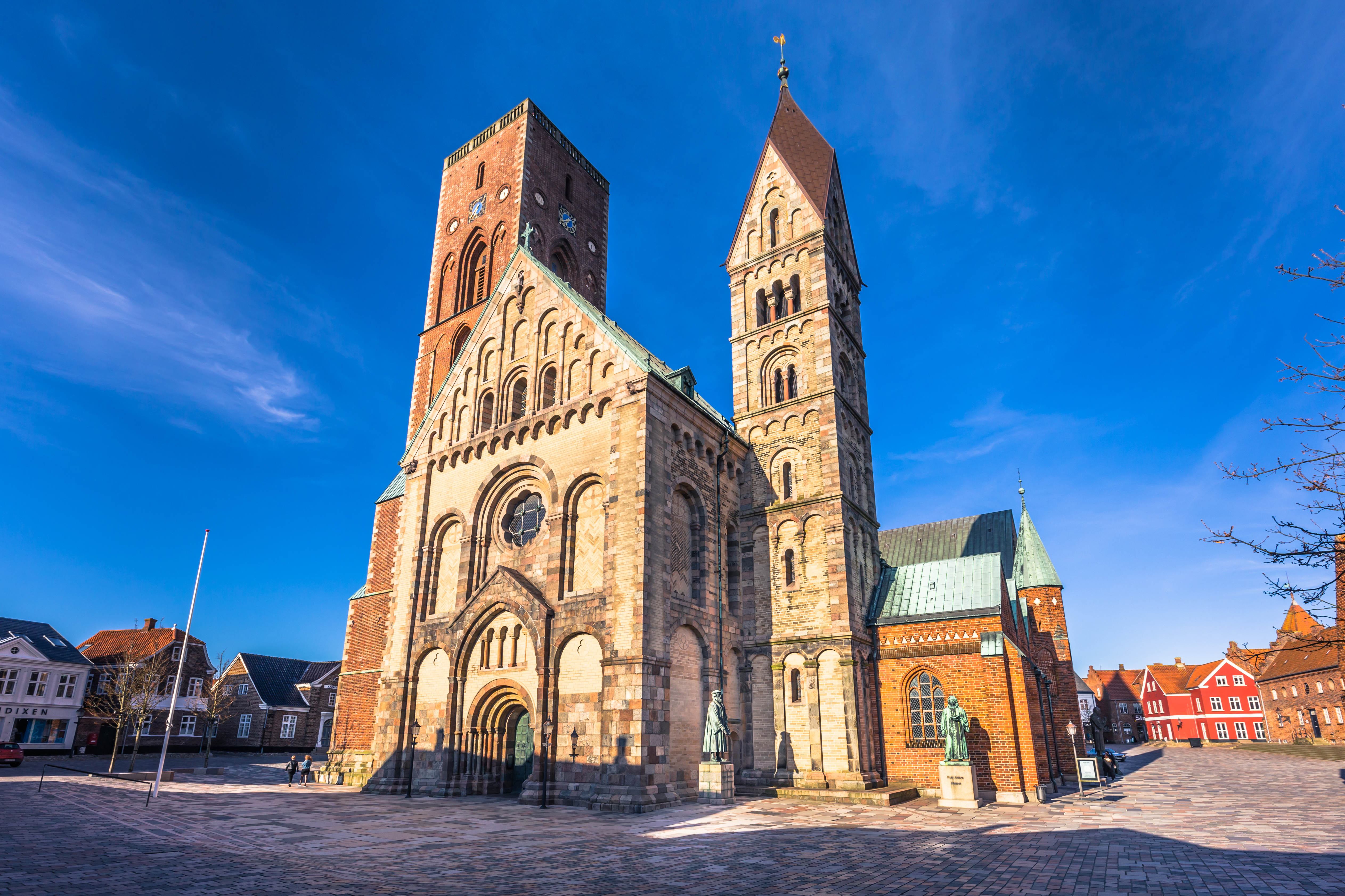 Ribe vikingeby med imposant domkirke og bevarede historiske bygninger som kulturarv