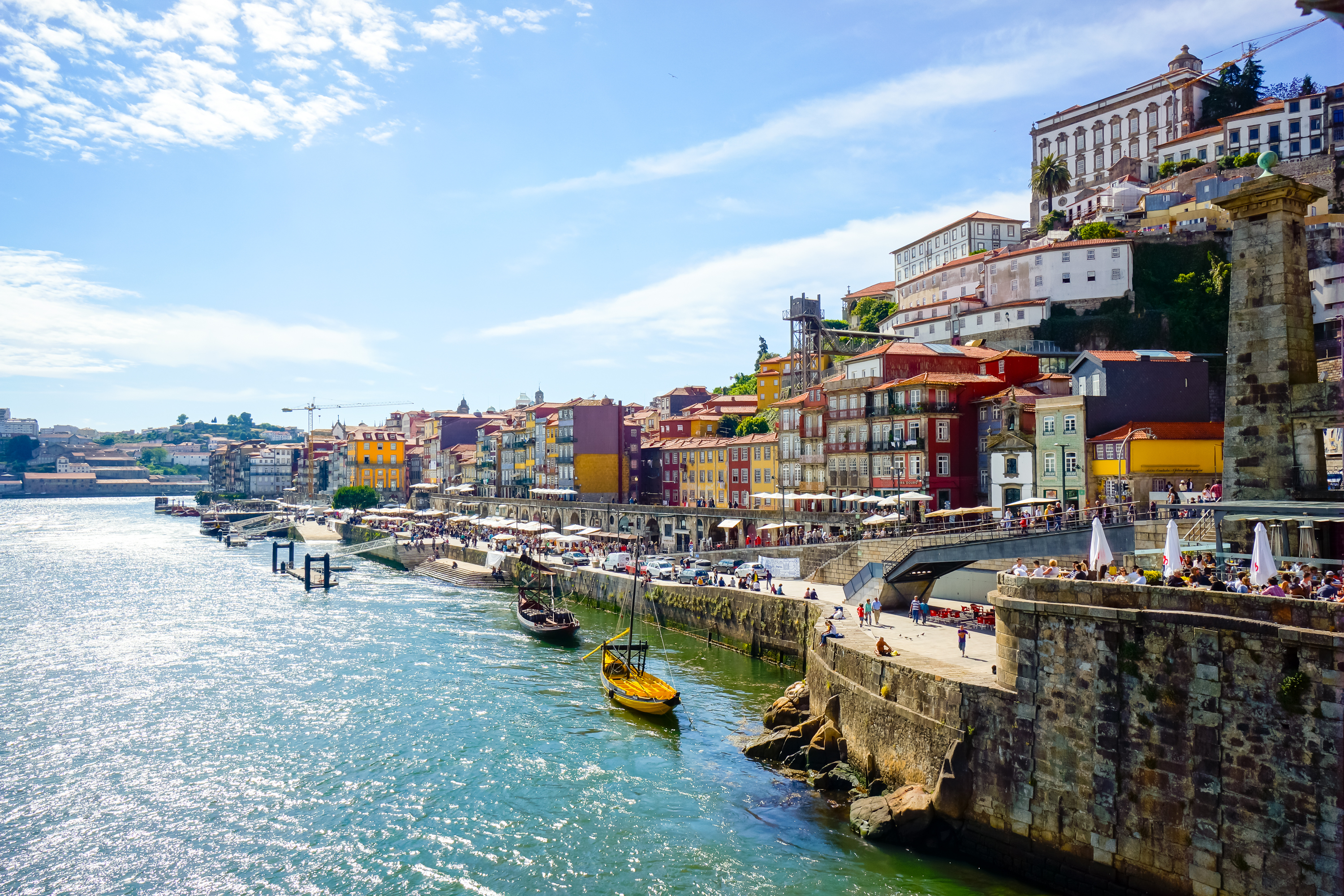 Ribeira-kvarteret i Porto med panoramaudsigt over Douro-floden og historiske bygninger