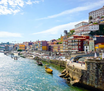 Ribeira-kvarteret i Porto med panoramaudsigt over Douro-floden og historiske bygninger