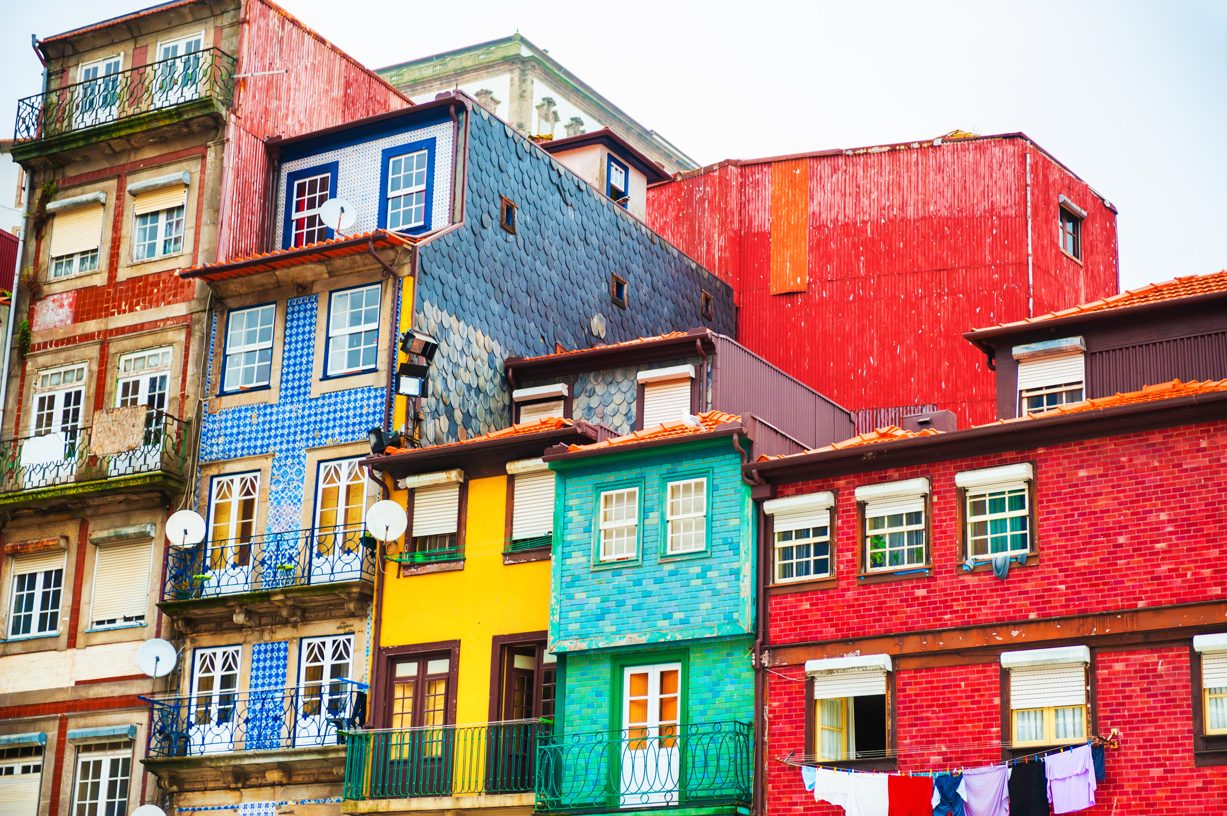 UNESCO-beskyttede farverige huse i Ribeira-kvarteret, Porto, Portugal