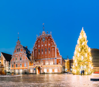 Julestemning i Rigas historiske bydel med oplyst juletræ