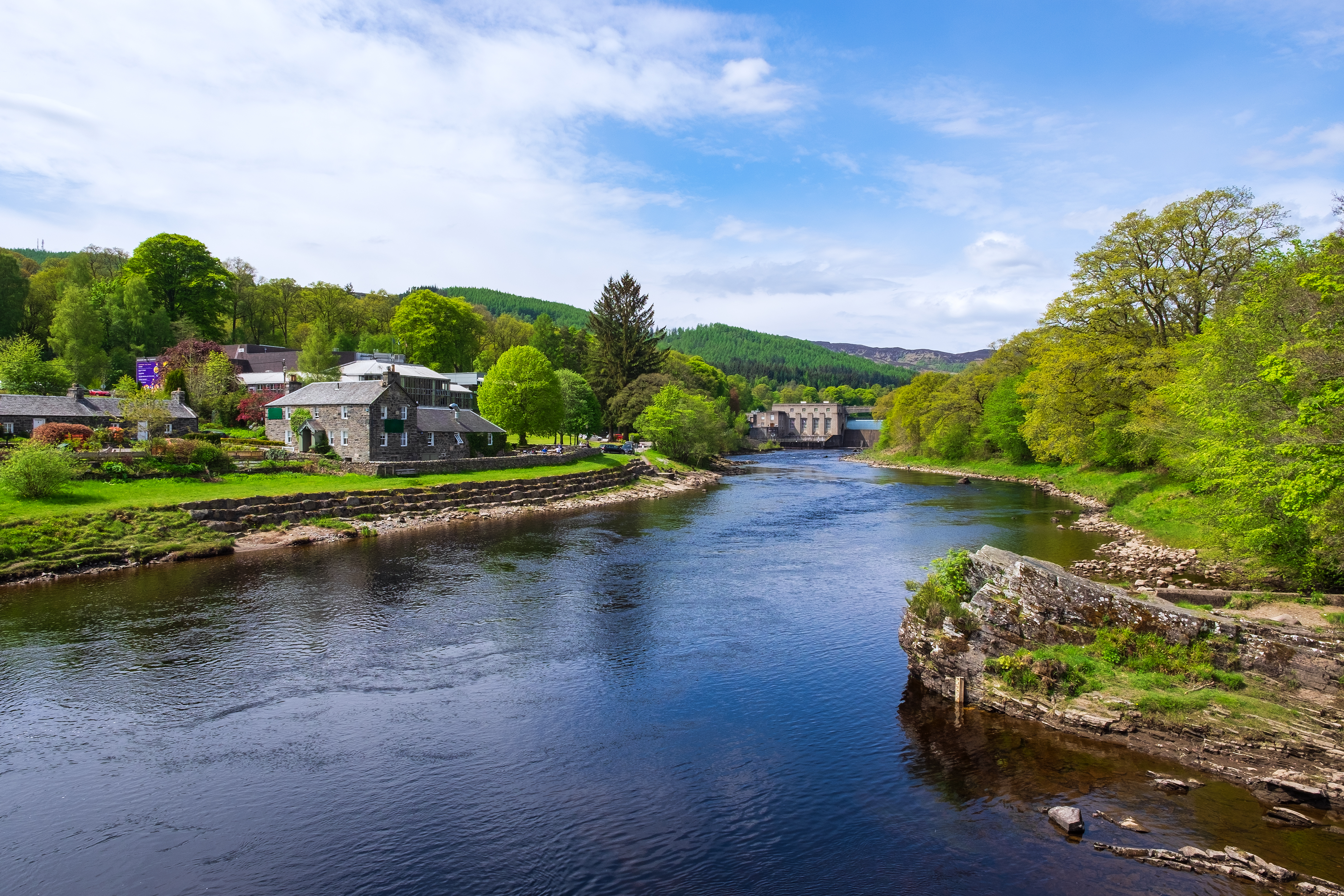 Naturskøn udsigt over River Tummel nær Pitlochry i Skotland med grønne træer og fredfyldt skotsk landskab