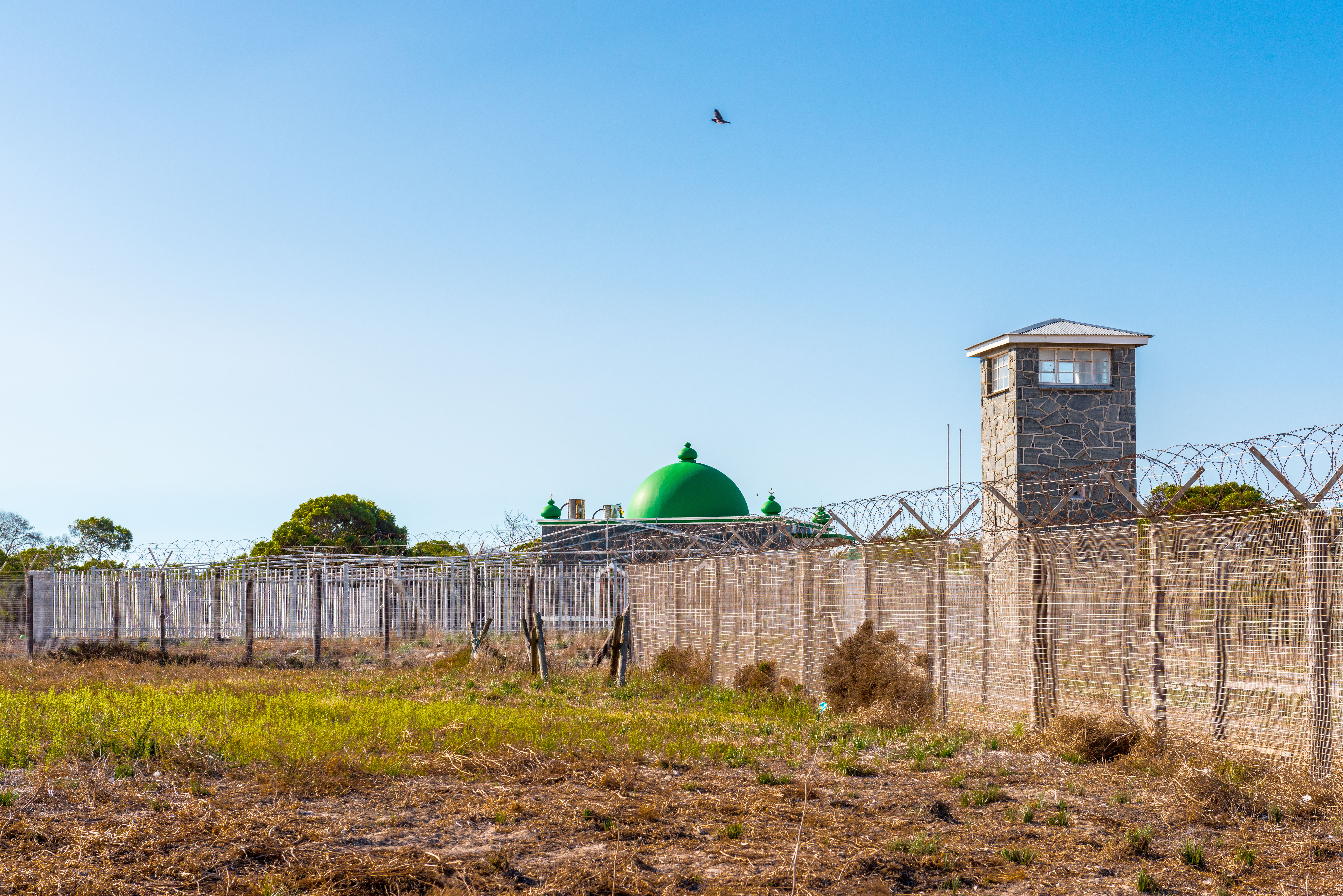 Robben Island fængsel med karakteristisk vagttårn og sikkerhedshegn, berømt historisk sted