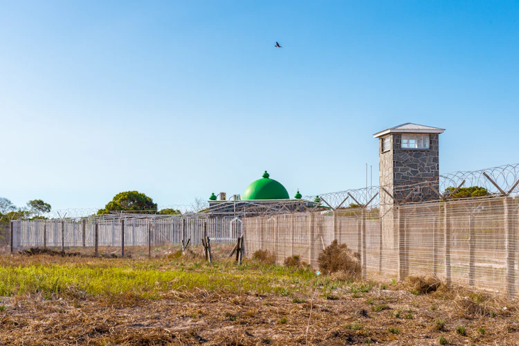 Robben Island fængsel med karakteristisk vagttårn og sikkerhedshegn, berømt historisk sted