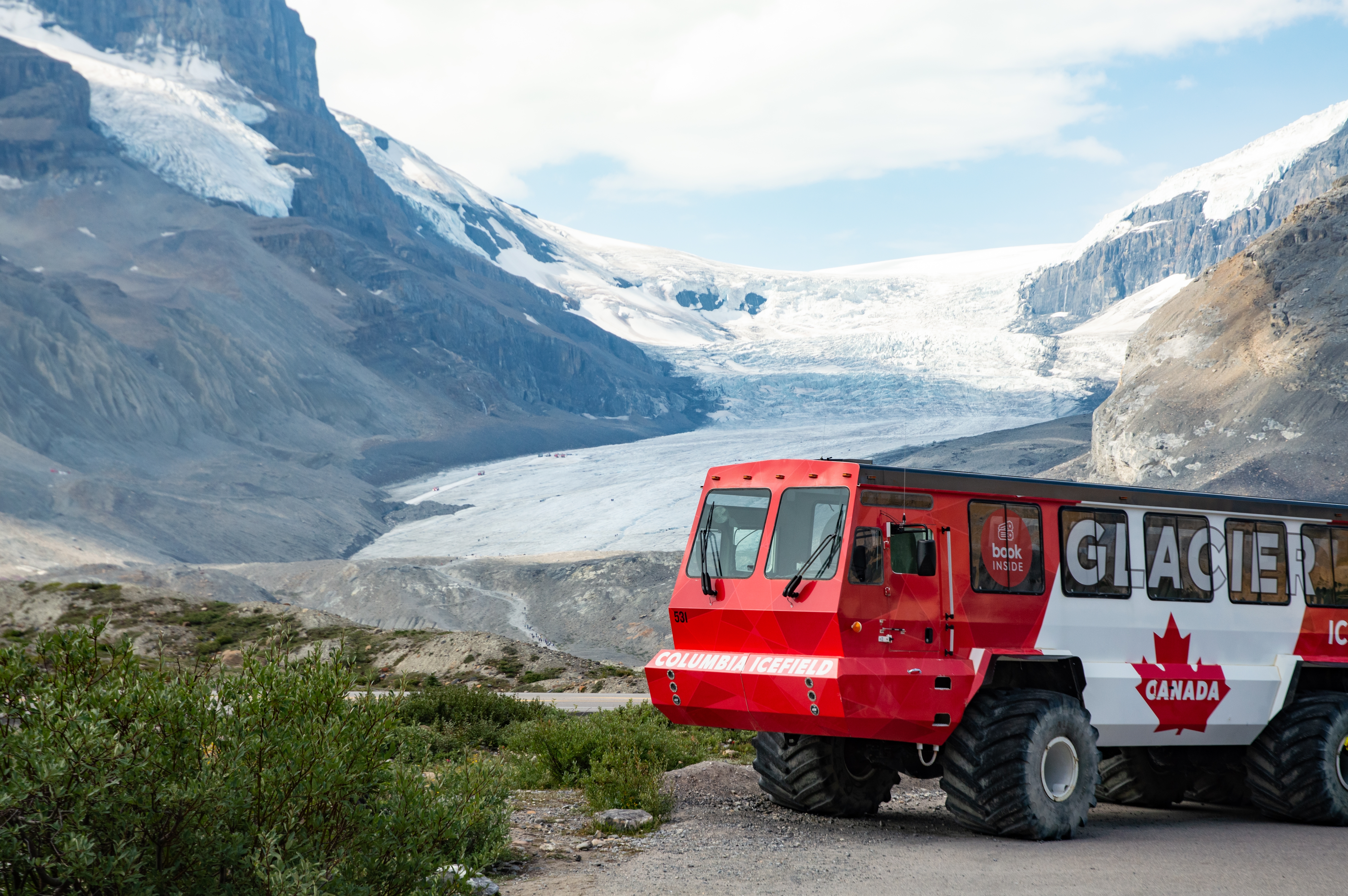 Gletsjersafari med rød bus i de canadiske Rocky Mountains