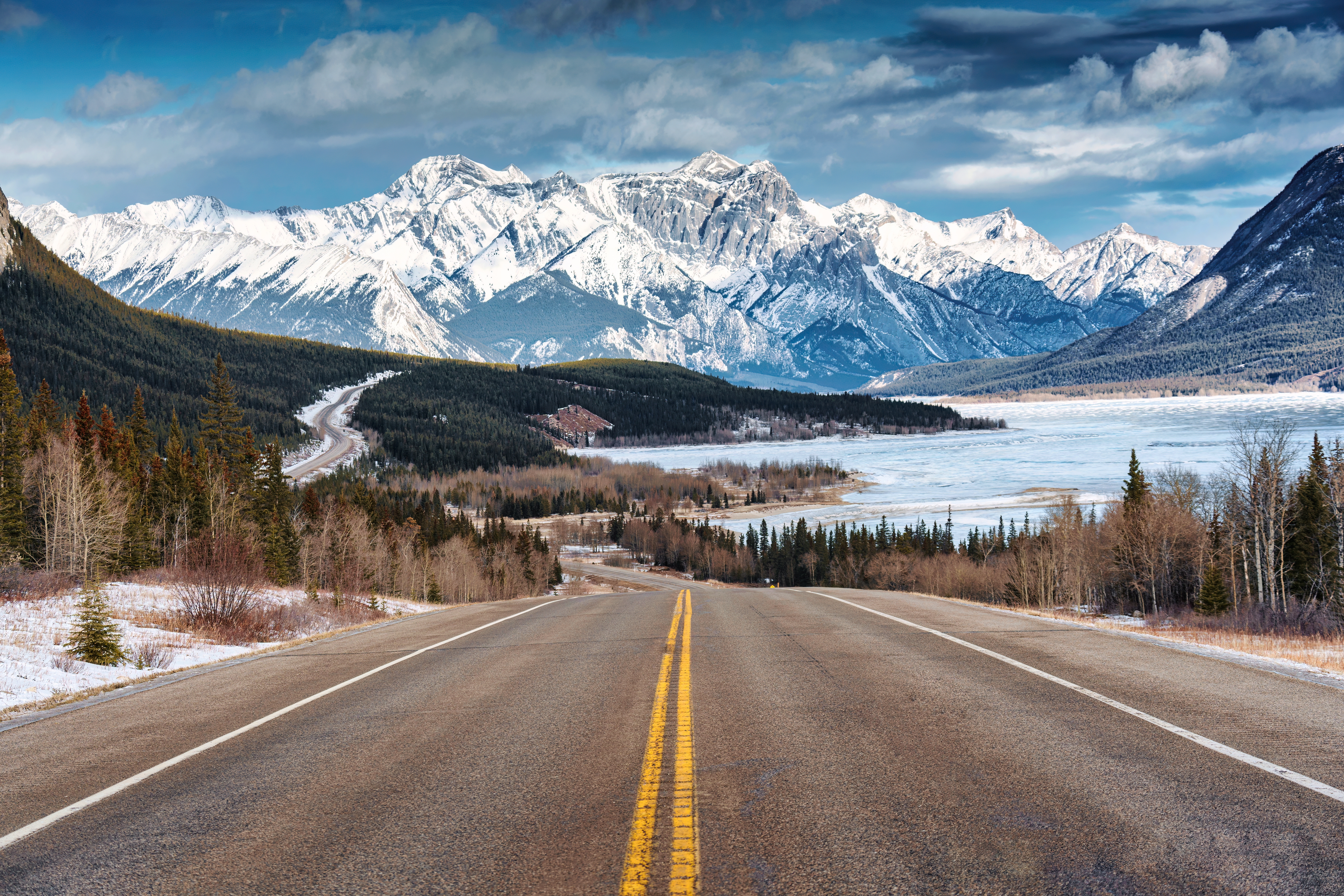 Perfekt road trip rute gennem de canadiske Rocky Mountains med snevejr og dramatiske bjergtoppe i Alberta