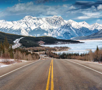 Perfekt road trip rute gennem de canadiske Rocky Mountains med snevejr og dramatiske bjergtoppe i Alberta