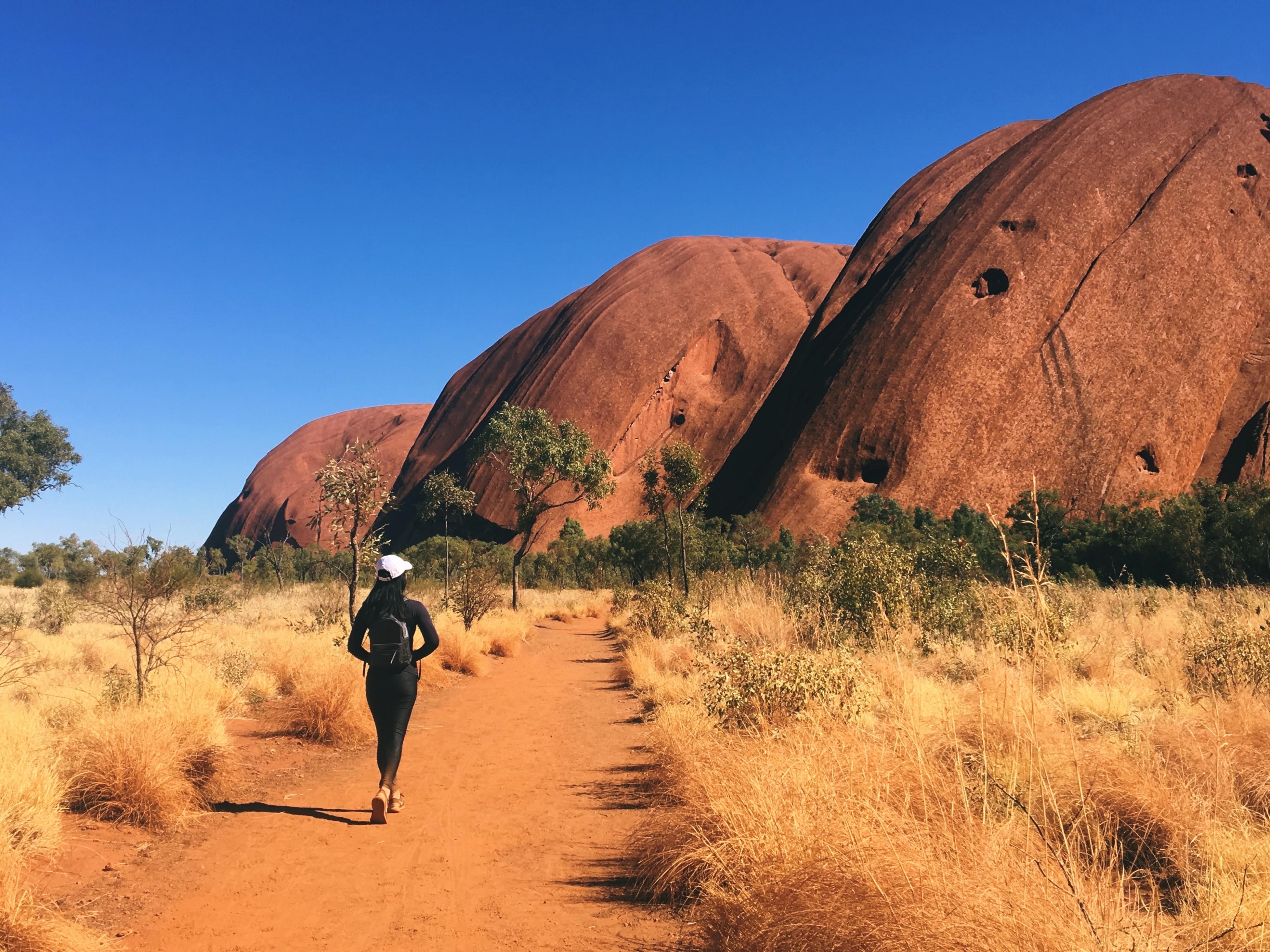 Den berømte røde sandstensklippe Uluru i Australiens tørre outback
