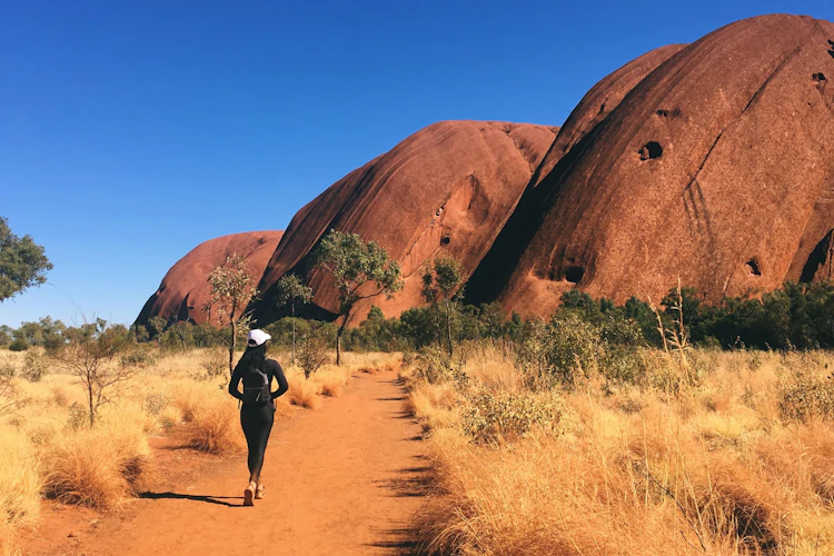 Den berømte røde sandstensklippe Uluru i Australiens tørre outback