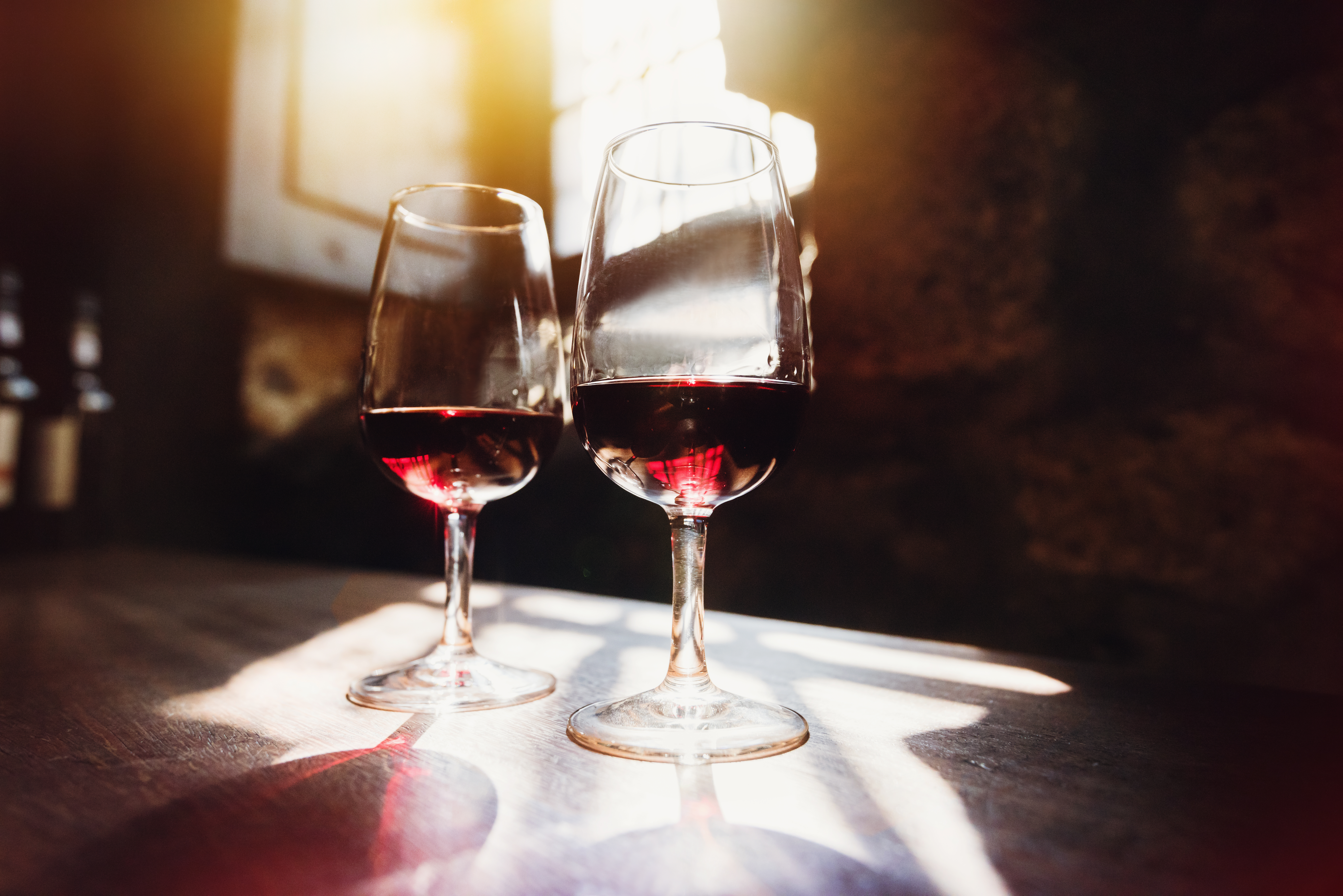 Rød vin i elegante glas - oplev gastronomiske rejser