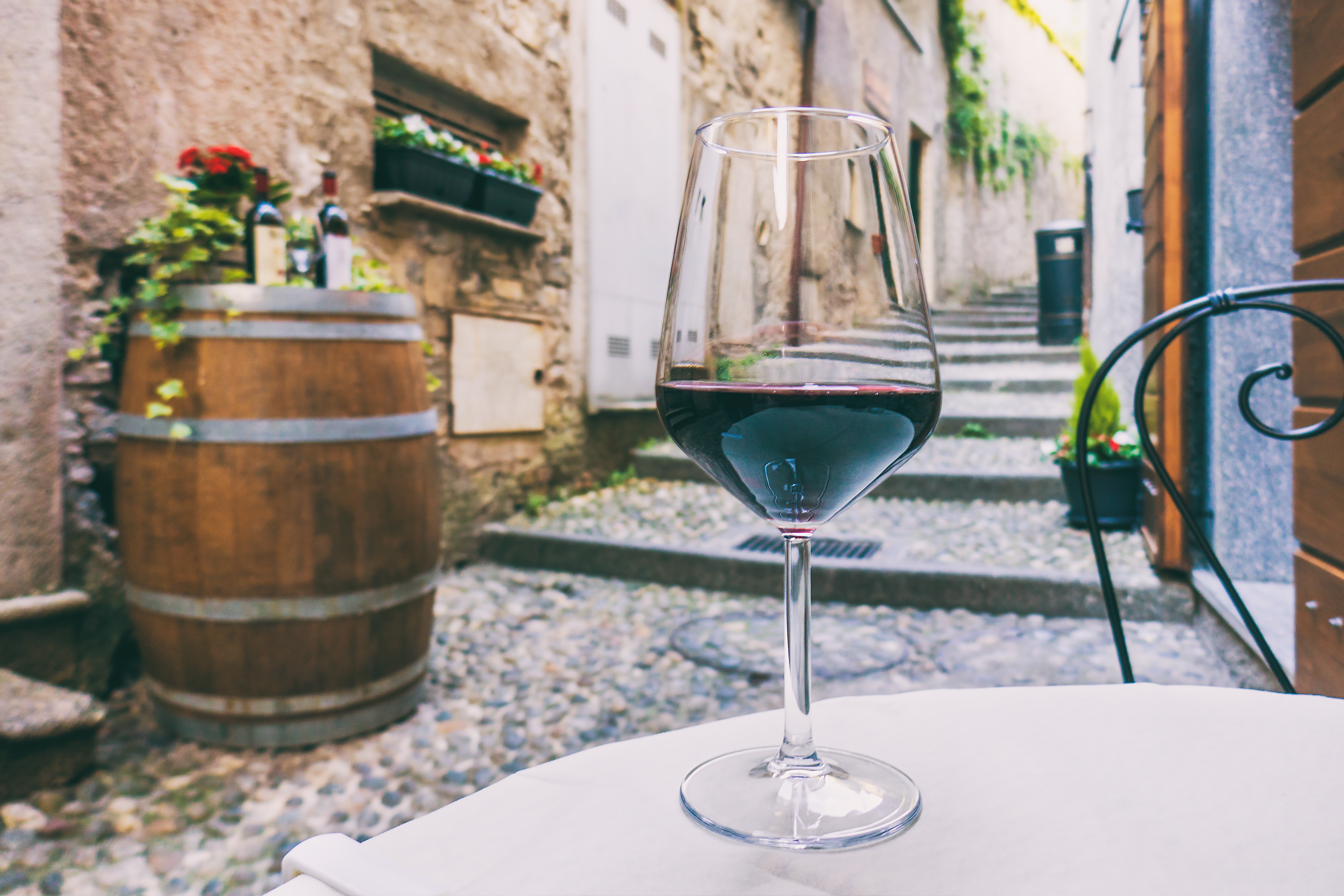 Rødvin på italiensk landsbyrestaurant under ferieophold