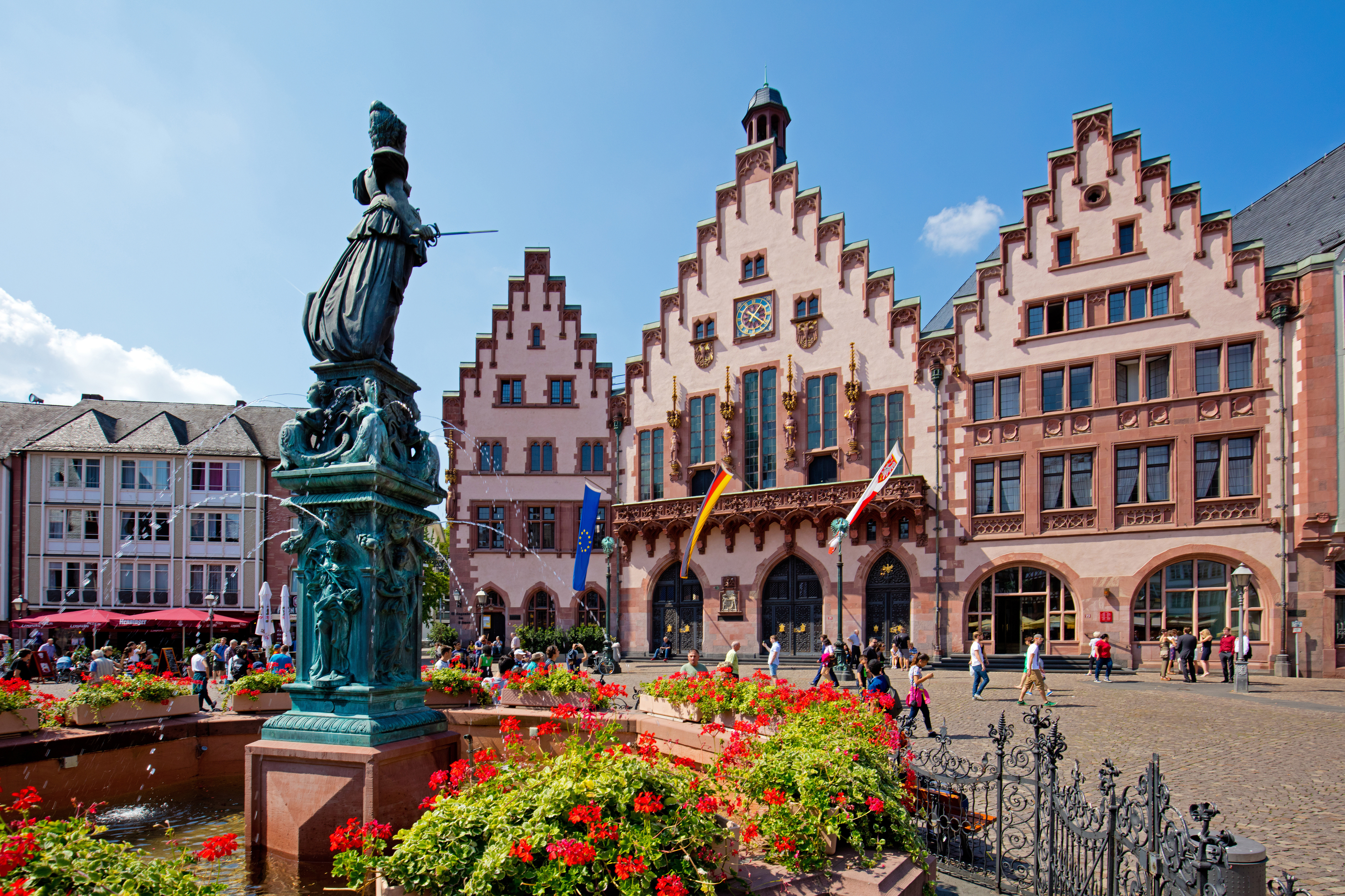 Historisk Römer rådhus i Frankfurt am Main med fontæne og røde geranier på sommerpladsen