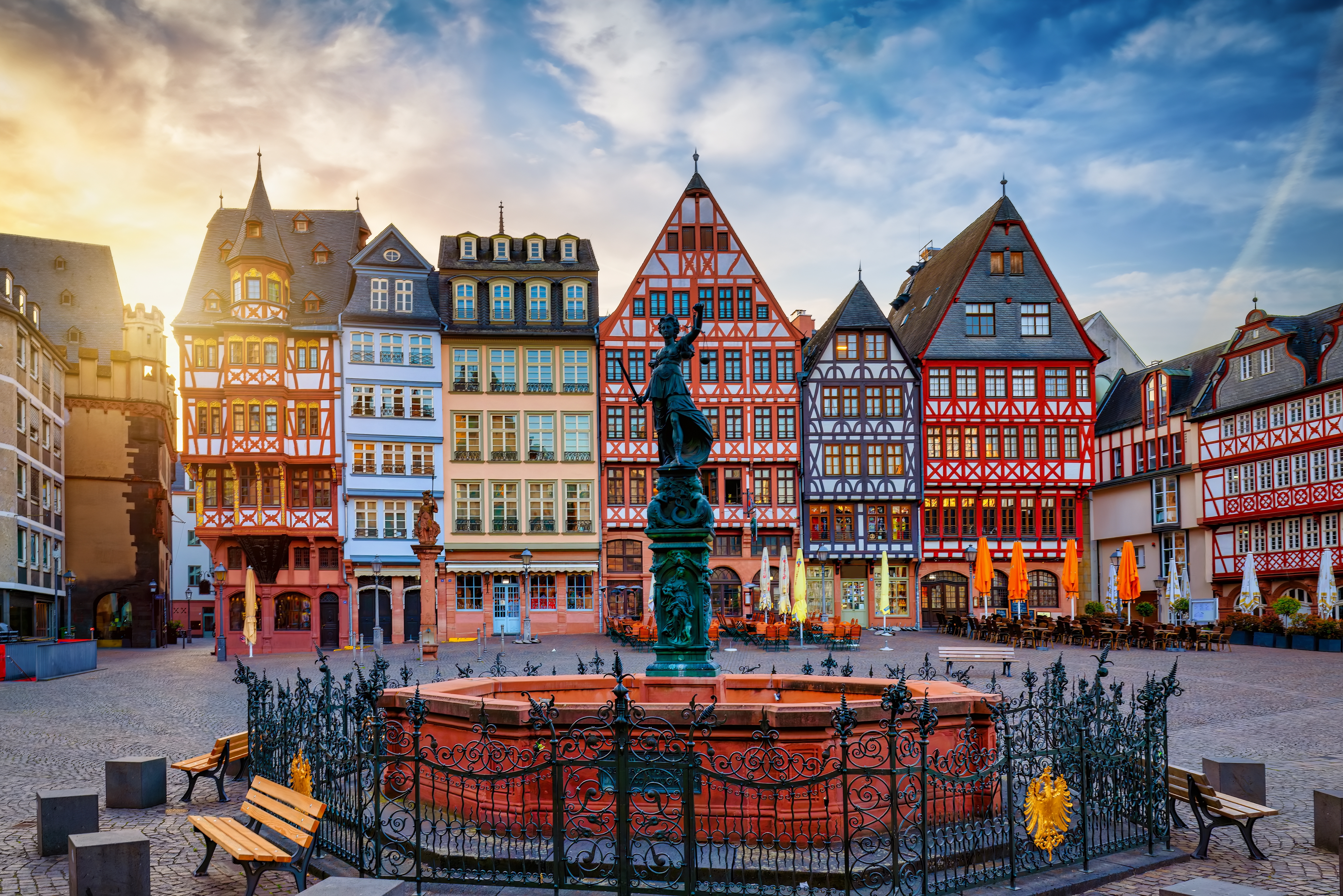 Det historiske Römerberg-torv i Frankfurt am Main med smukke bindingsværksbygninger og fontæne ved solopgang