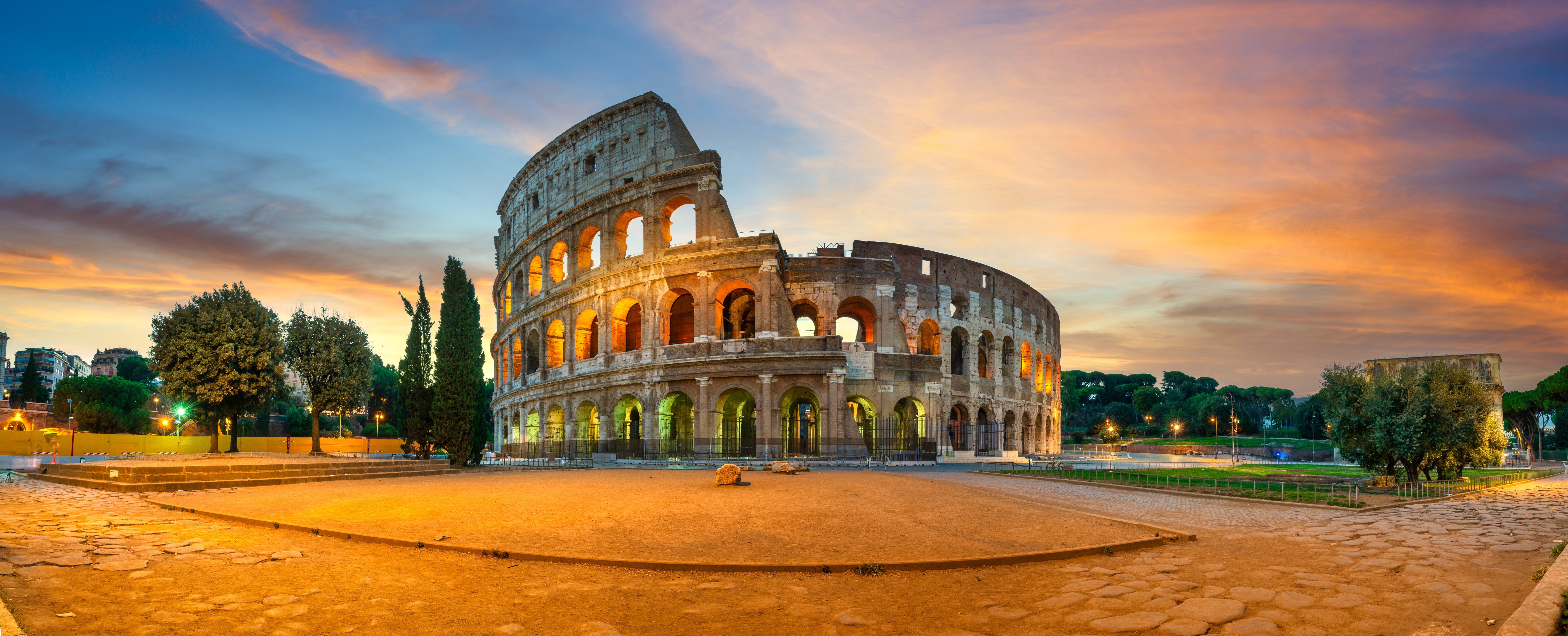 Colosseum i Rom med magisk aftenstemning og smuk belysning af den antikke arena