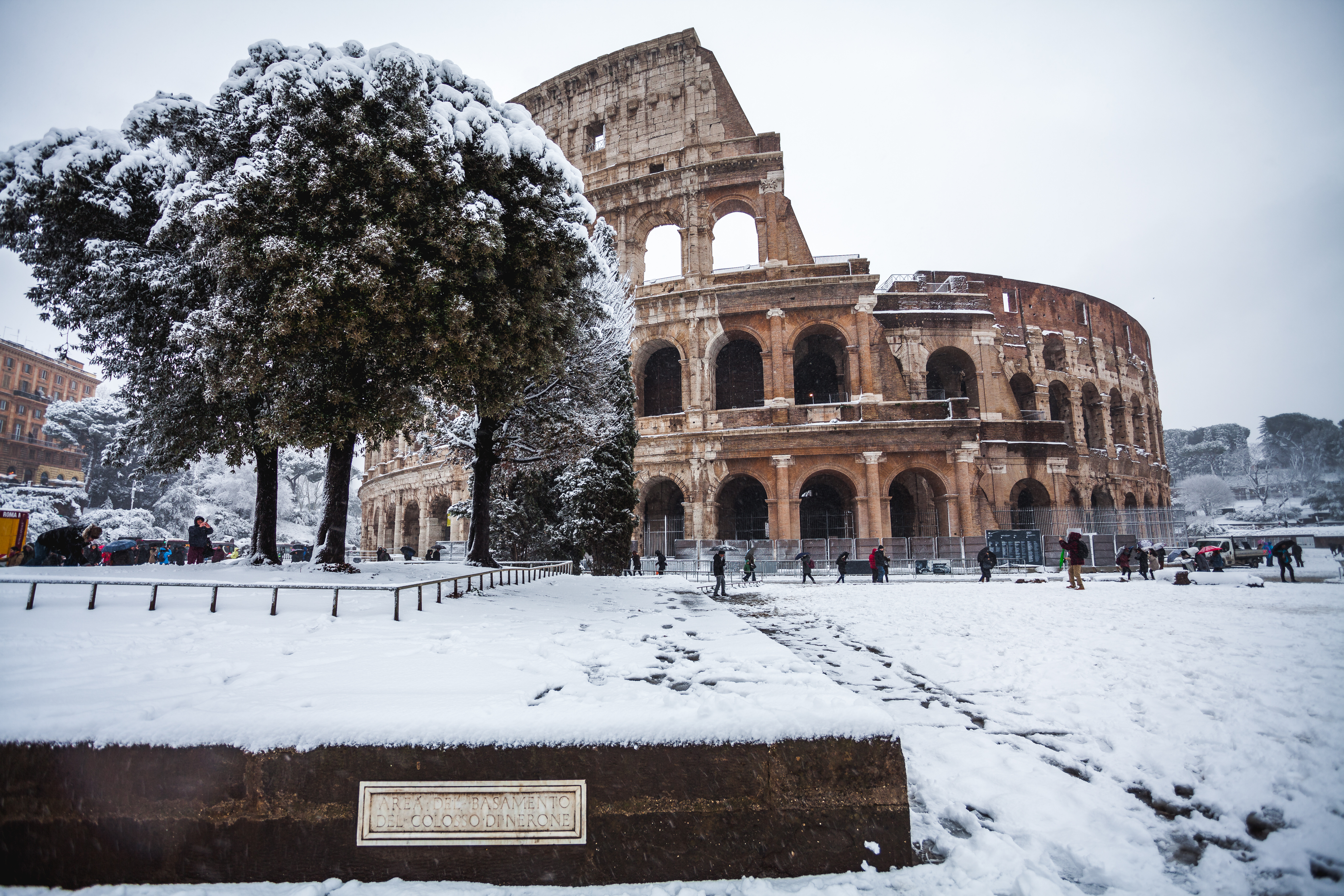 Oplev Roms majestætiske Colosseum dækket af sne på en sjælden og smuk vinterdag i hjertet af Italien