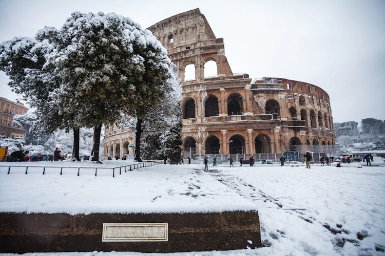 Oplev Roms majestætiske Colosseum dækket af sne på en sjælden og smuk vinterdag i hjertet af Italien