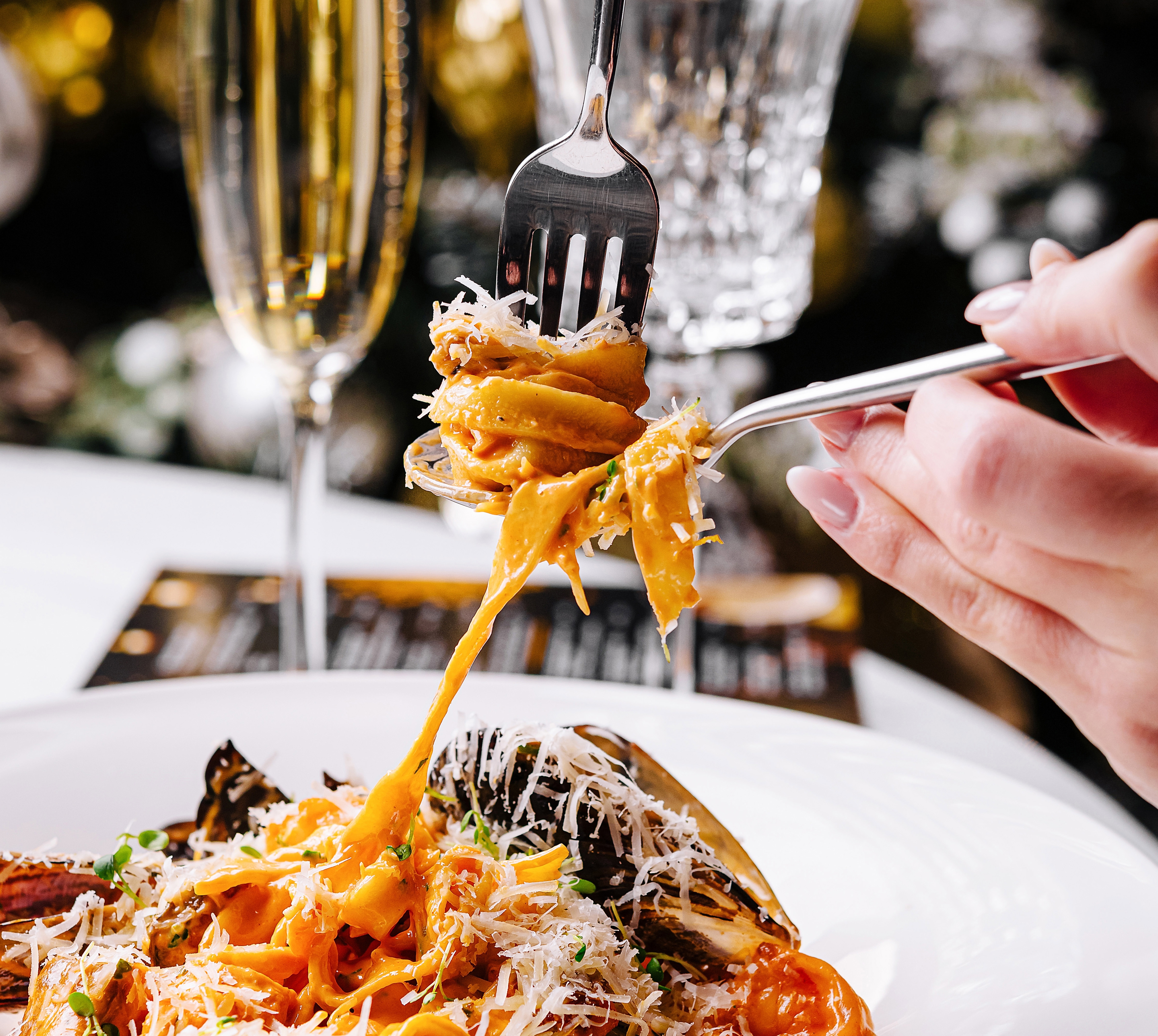 Udsøgt italiensk skaldyrspasta med hvidvin på den historiske restaurant Hostaria Costanza i Rom, et perfekt eksempel på traditionel romersk gourmetmad