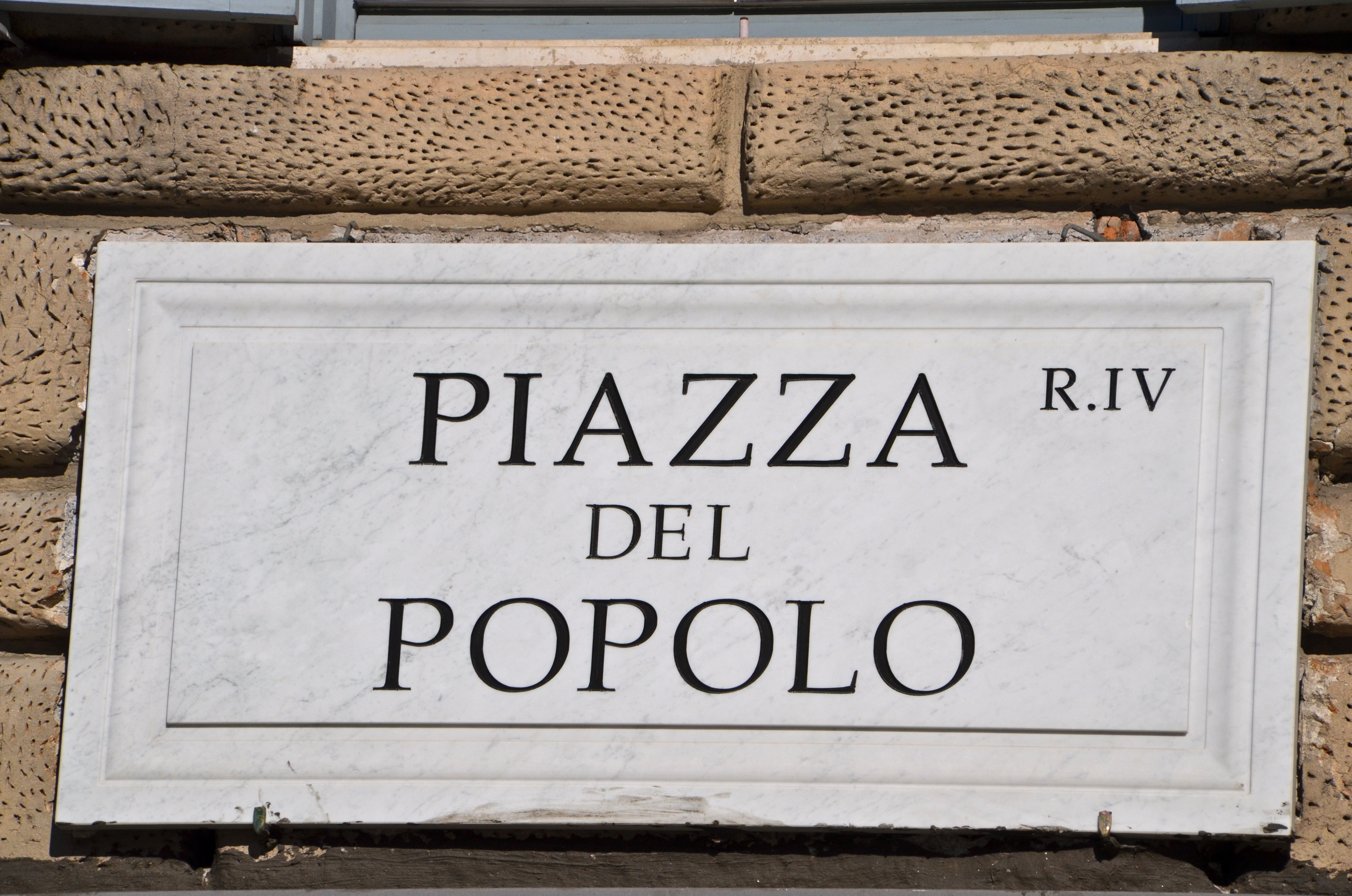 Klassisk italiensk gade skilt fra Piazza del Popolo i Rom