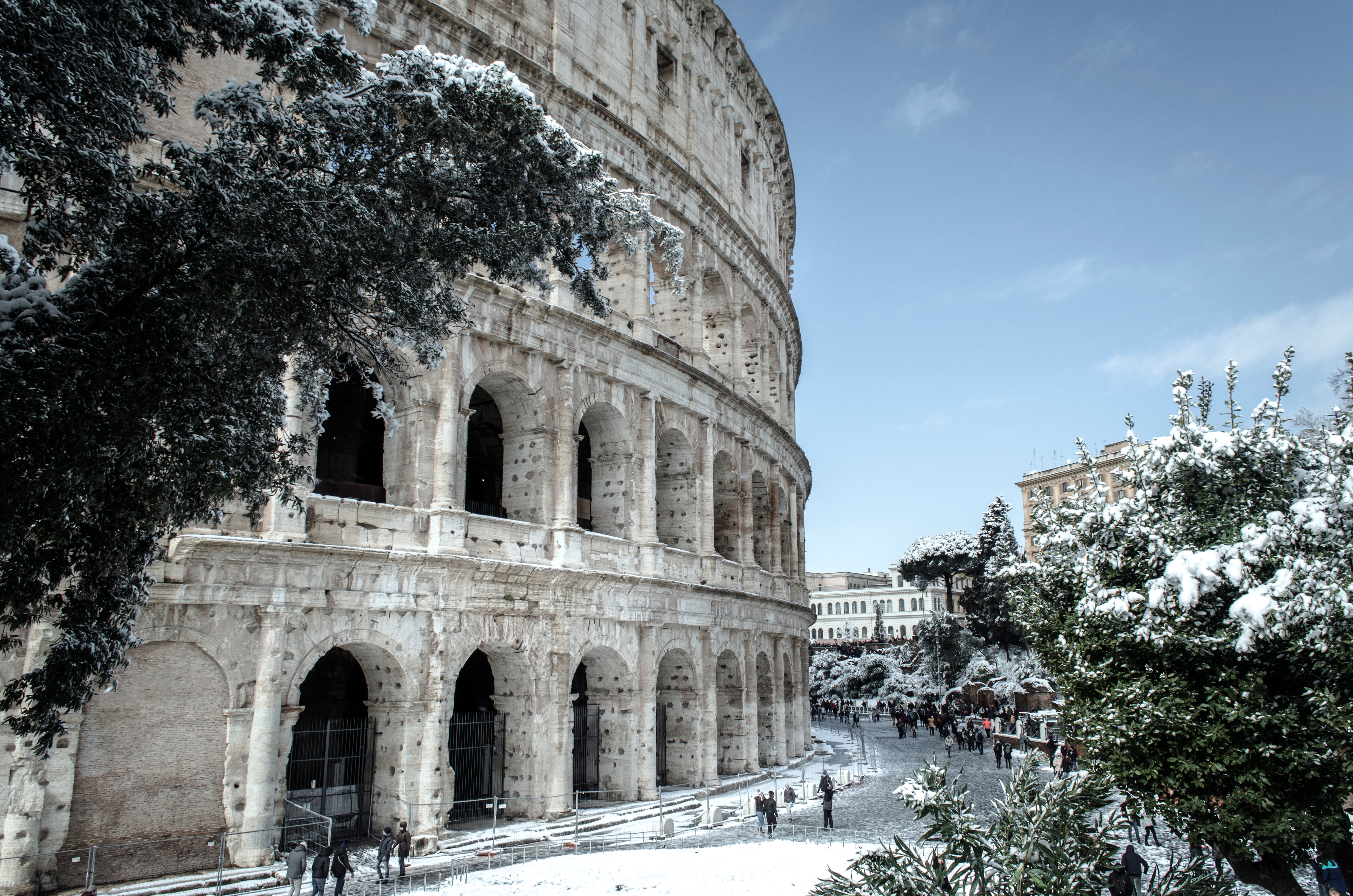 Snedækket Kolosseum i Rom med vinterlandskab og turister – oplev Roms antikke arkitektur i en magisk vinterramme i Italien