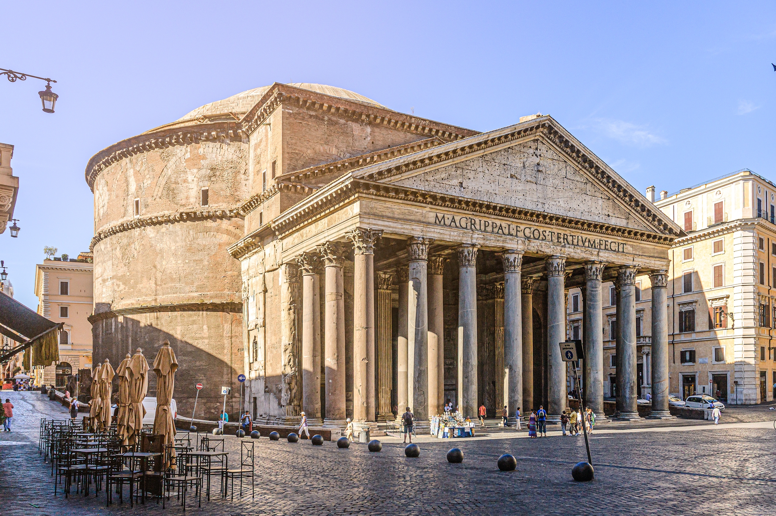Pantheon i Rom, det storslåede tempel opført af Hadrian, kendt for sin perfekte kuppel og som et af de vigtigste historiske monumenter i Italien