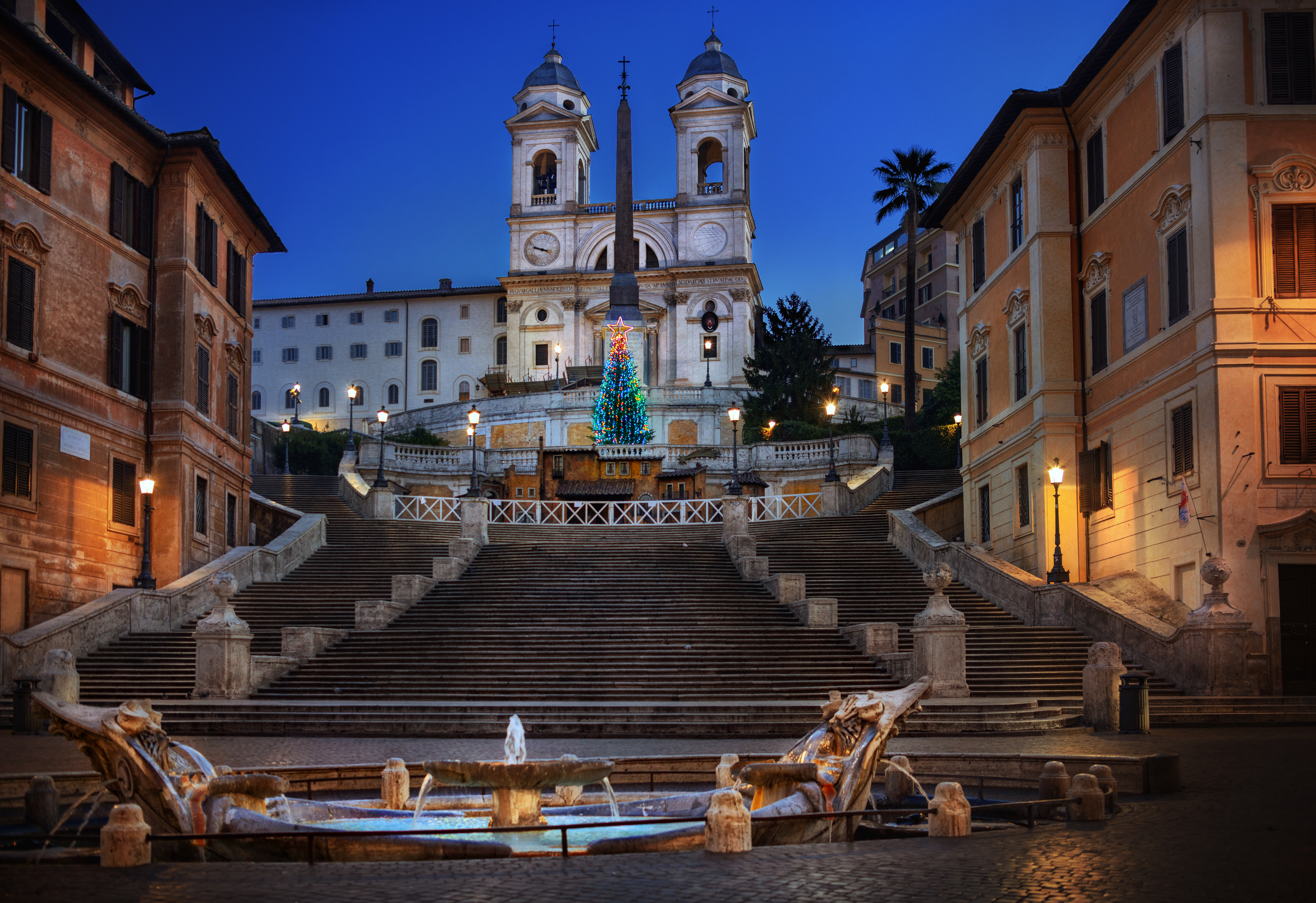 Spanish Steps i Rom med festlig julebelysning om aftenen