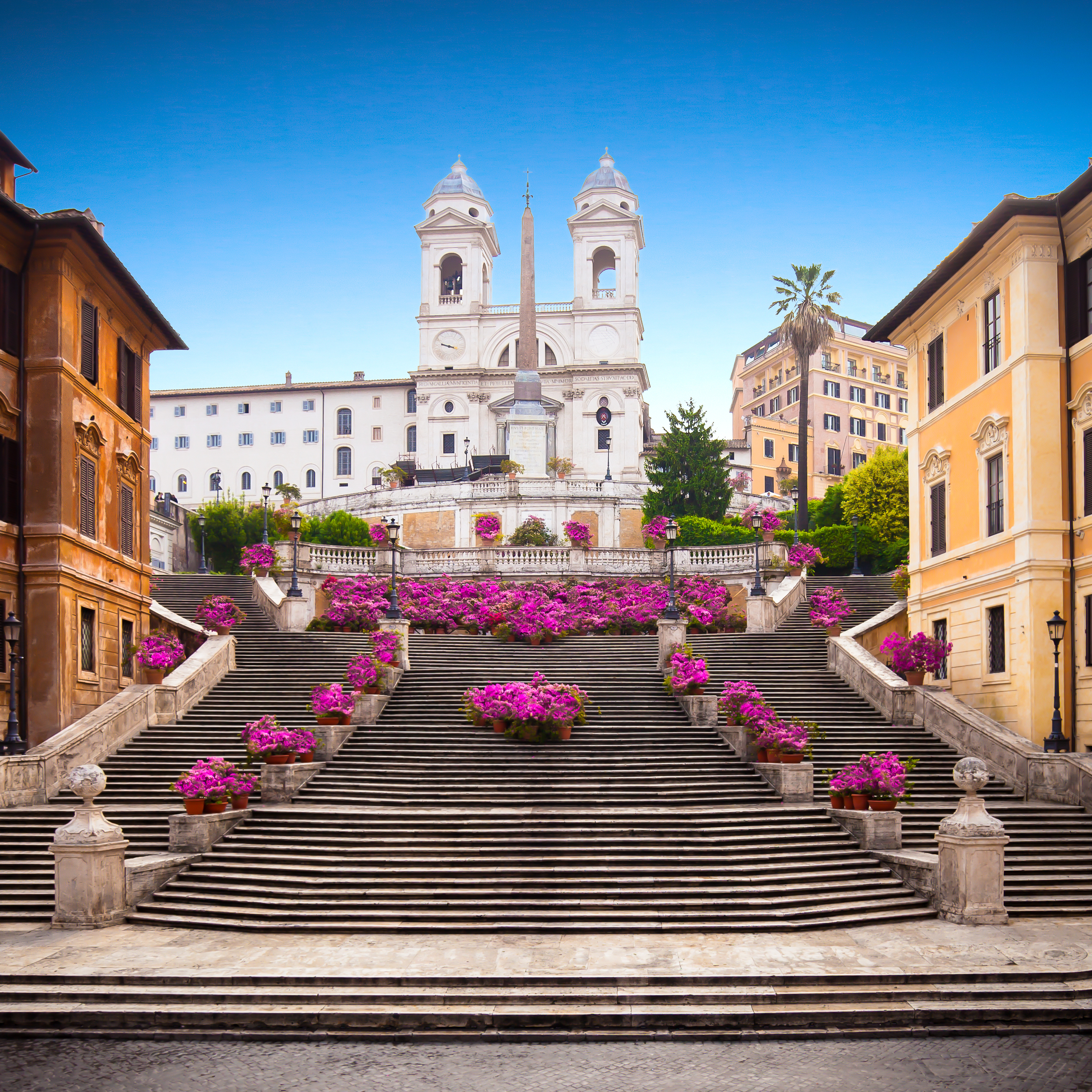 Trinità dei Monti kirke og Spanske Trappe med farverige blomster i Rom