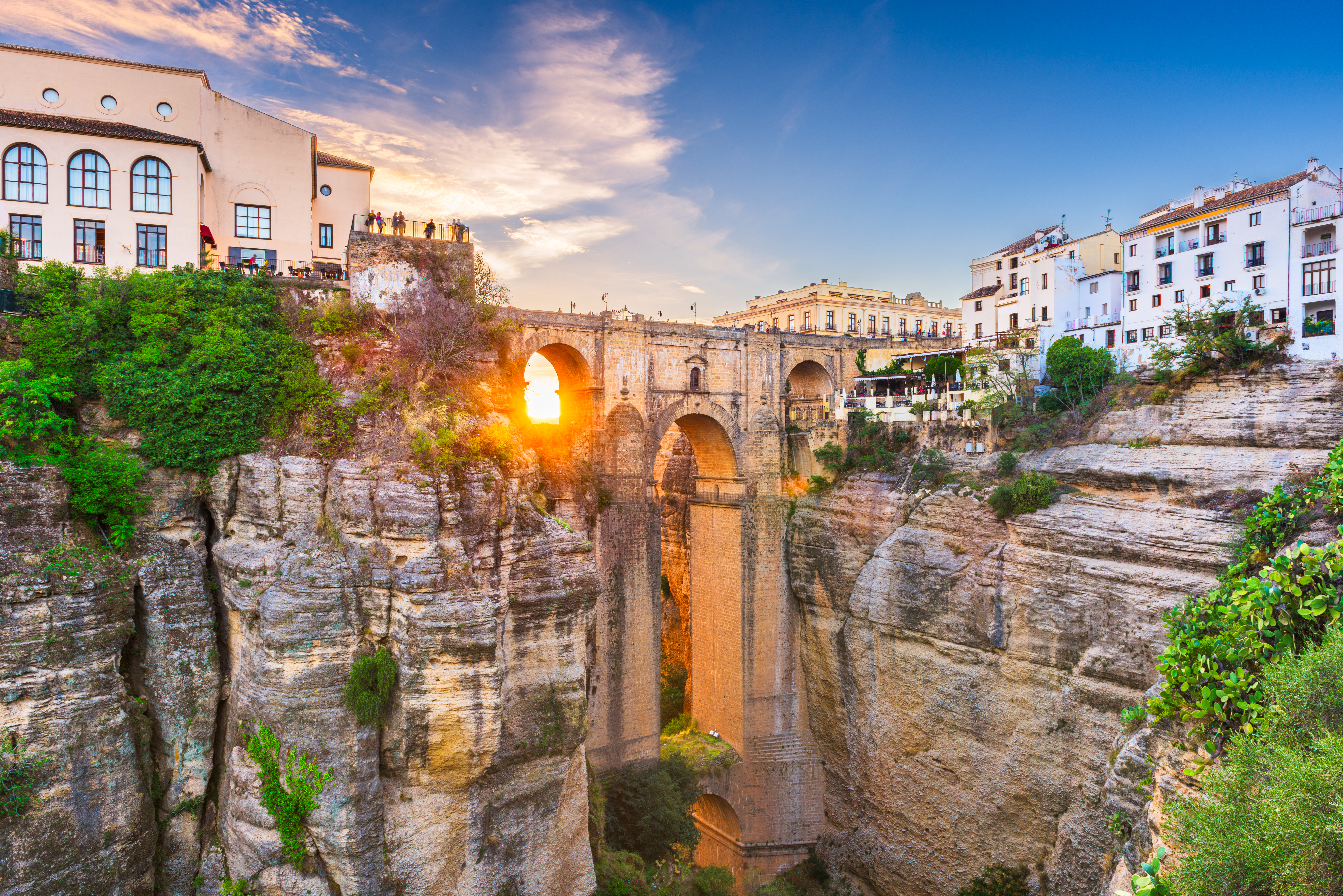 Malerisk solnedgang ved Puente Nuevo-broen i Ronda, et populært rejsemål i Andalusiens bjergrige region i Spanien