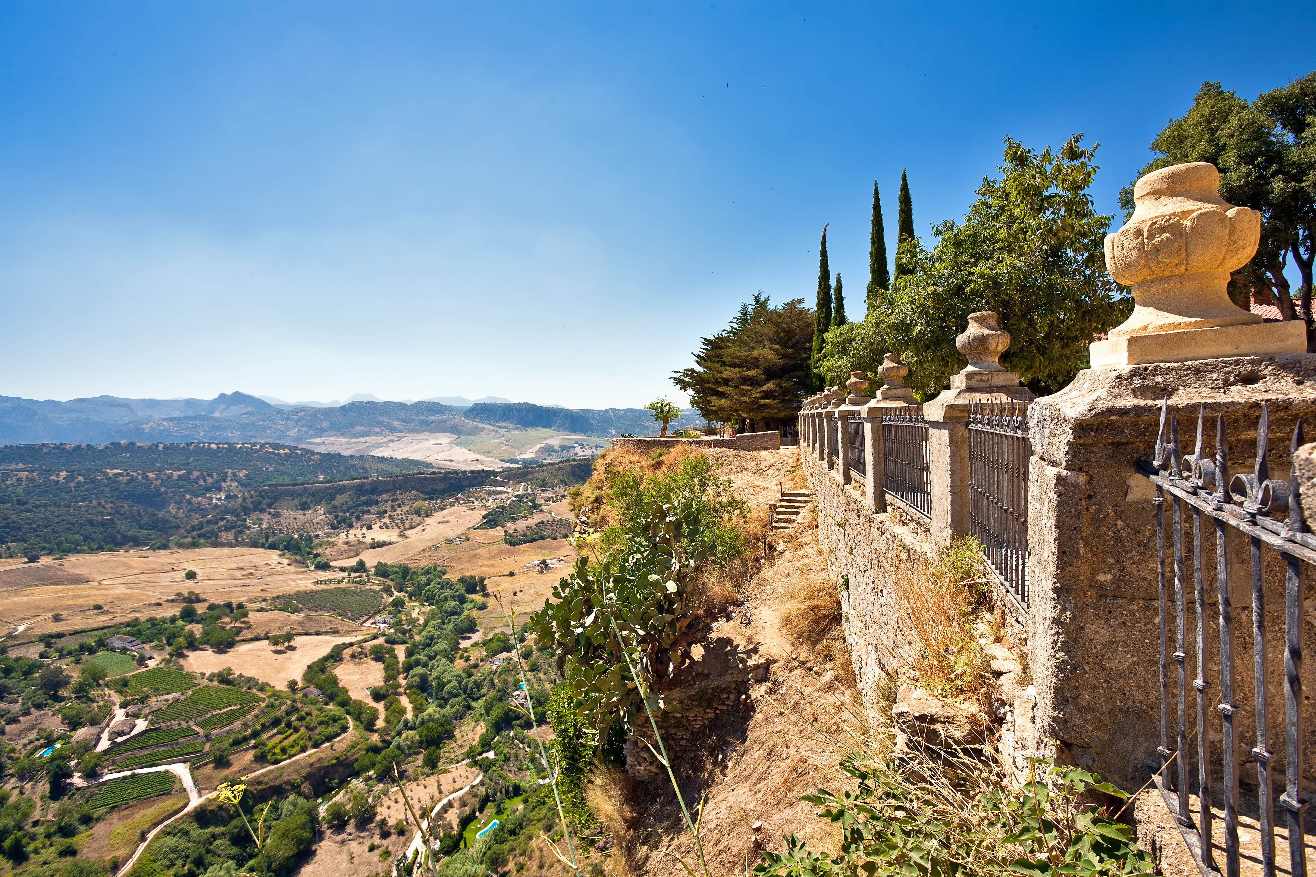 Imponerende udsigt fra Rondas historiske centrum over den smukke andalusiske natur