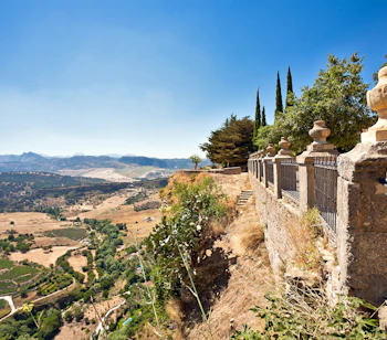 Imponerende udsigt fra Rondas historiske centrum over den smukke andalusiske natur