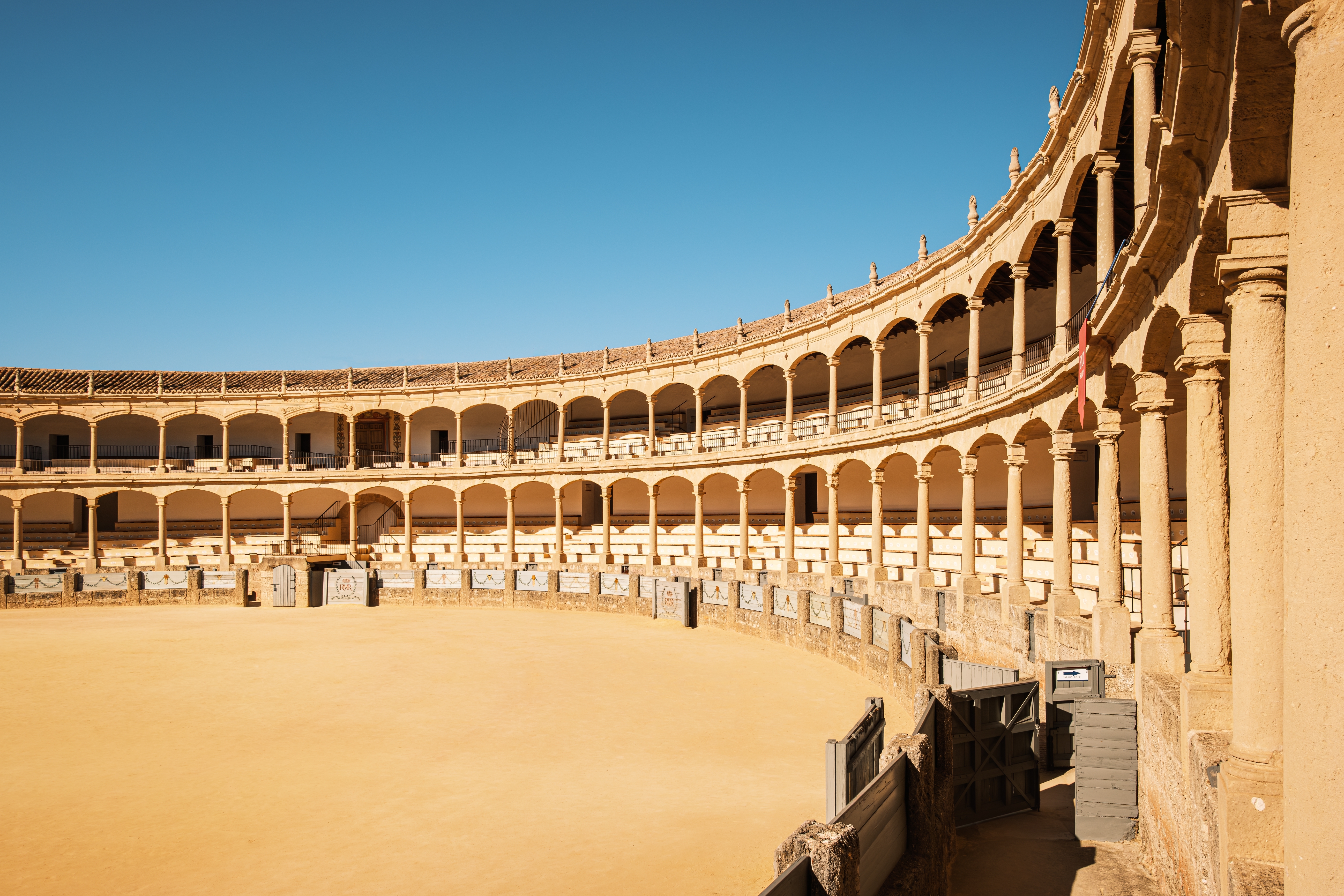 Den majestætiske tyrefægterarena i Ronda med sine karakteristiske buede gallerier og sandbelagte kampareal - et must-see i Andalusien