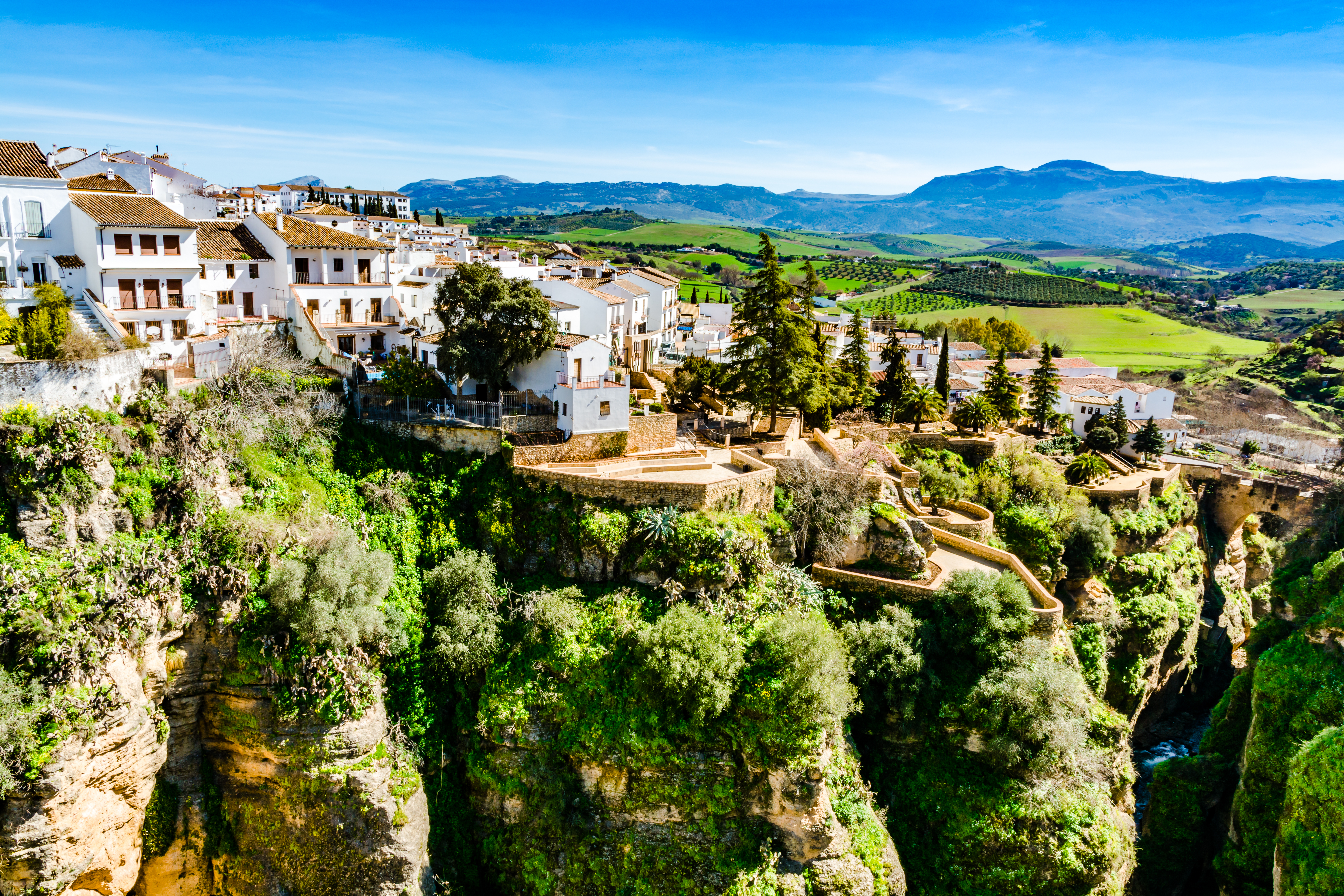 Den berømte andalusiske by Ronda med hvide huse på klippekant og storslået udsigt over bjerge