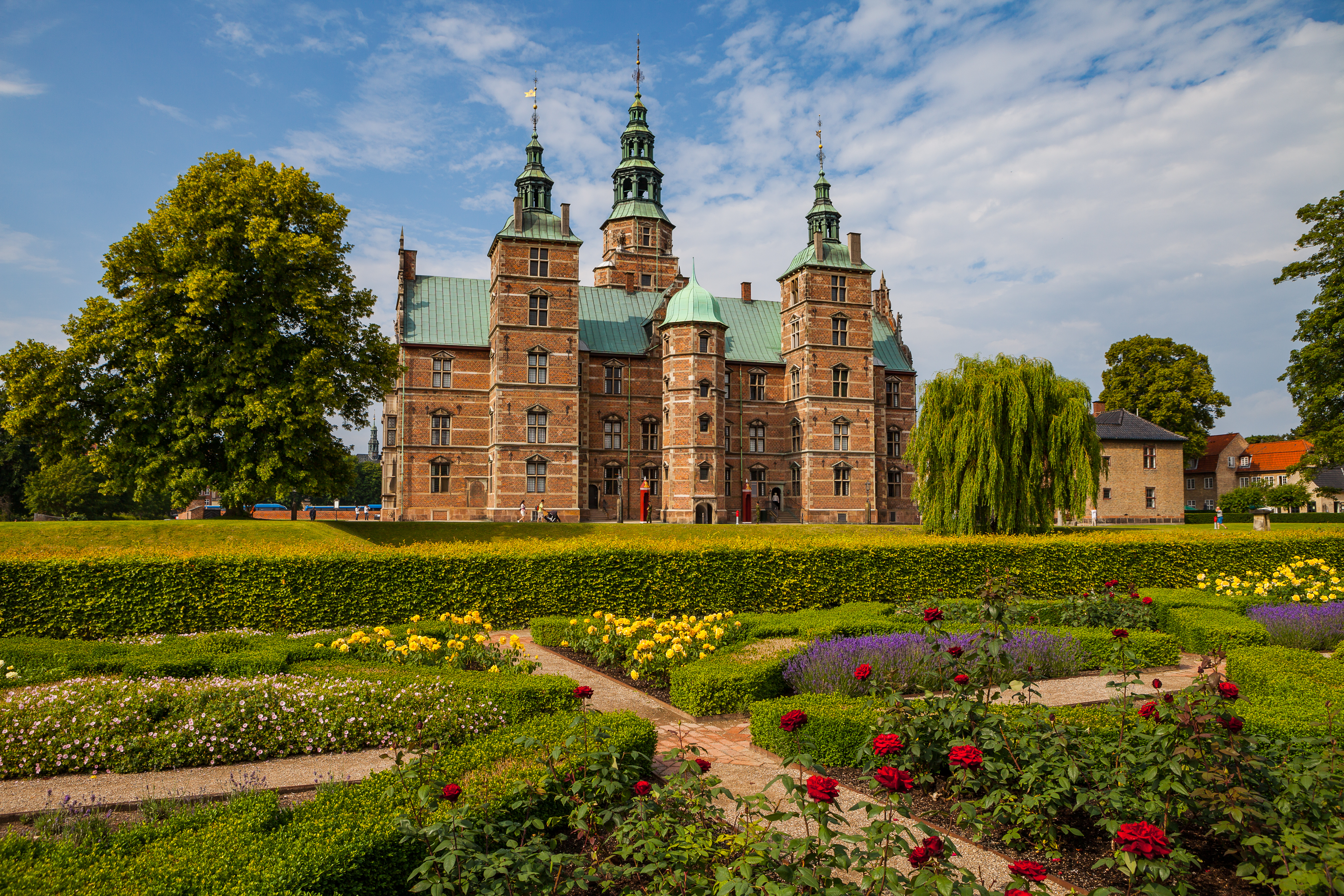 Det historiske Rosenborg Slot i København med farverige haver og grønne områder