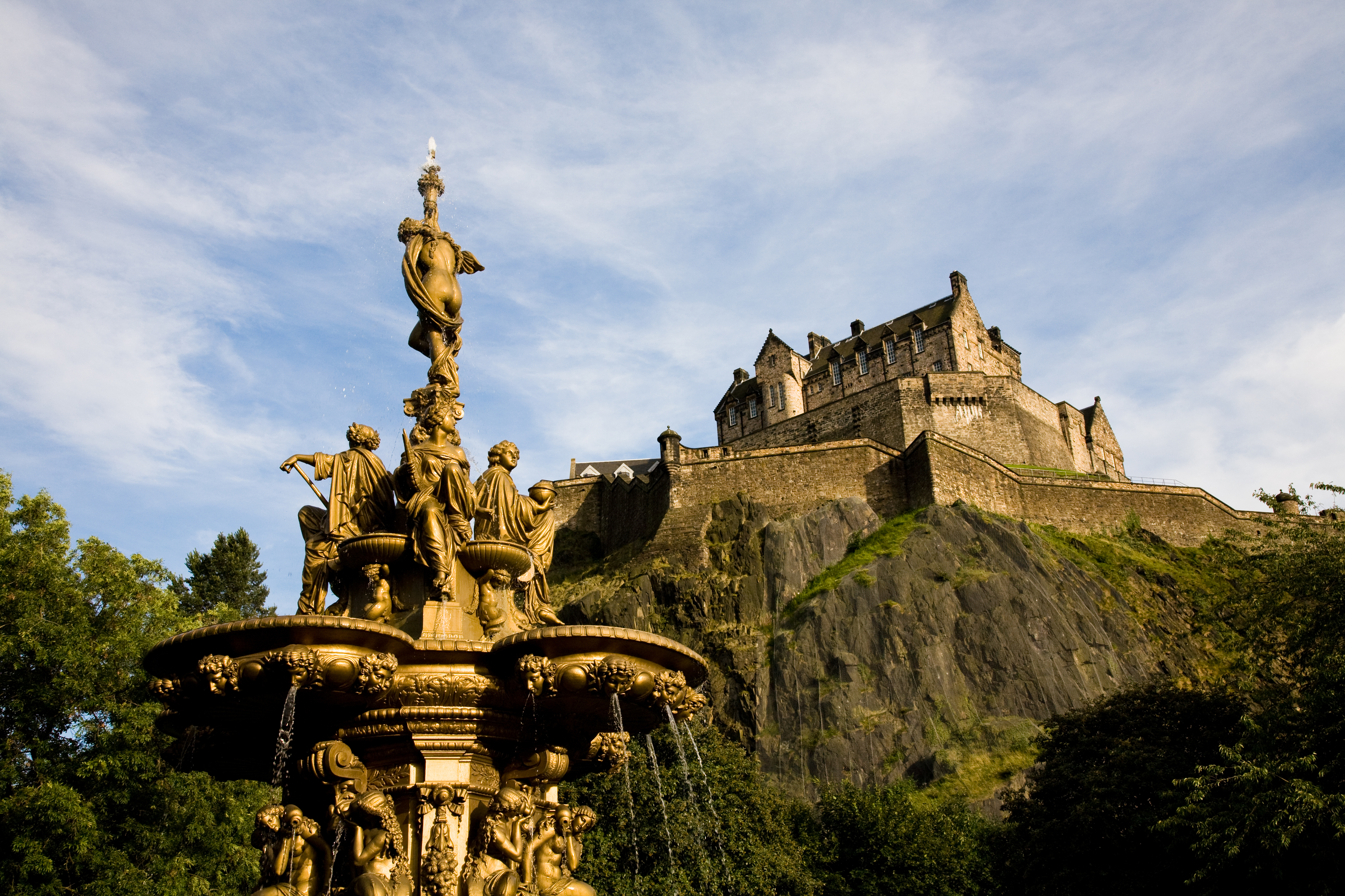 Gyldent Ross Fountain med Edinburgh Castle i baggrunden i Princes Street Gardens, Skotland