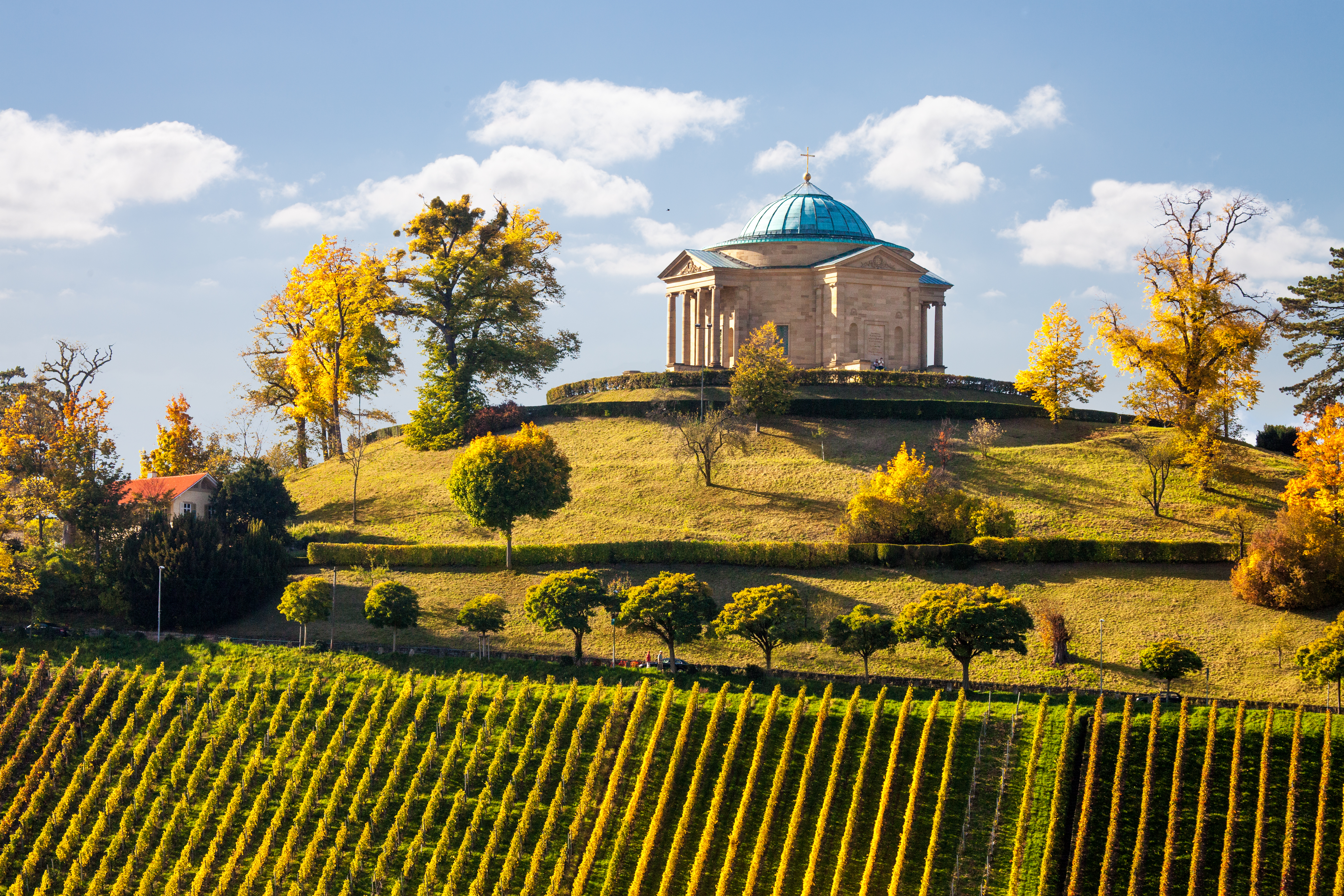 Smukt mausoleum på Rotenberg bakken nær Stuttgart med efterårets gyldne farver i de omkringliggende vingårde i Baden-Württemberg