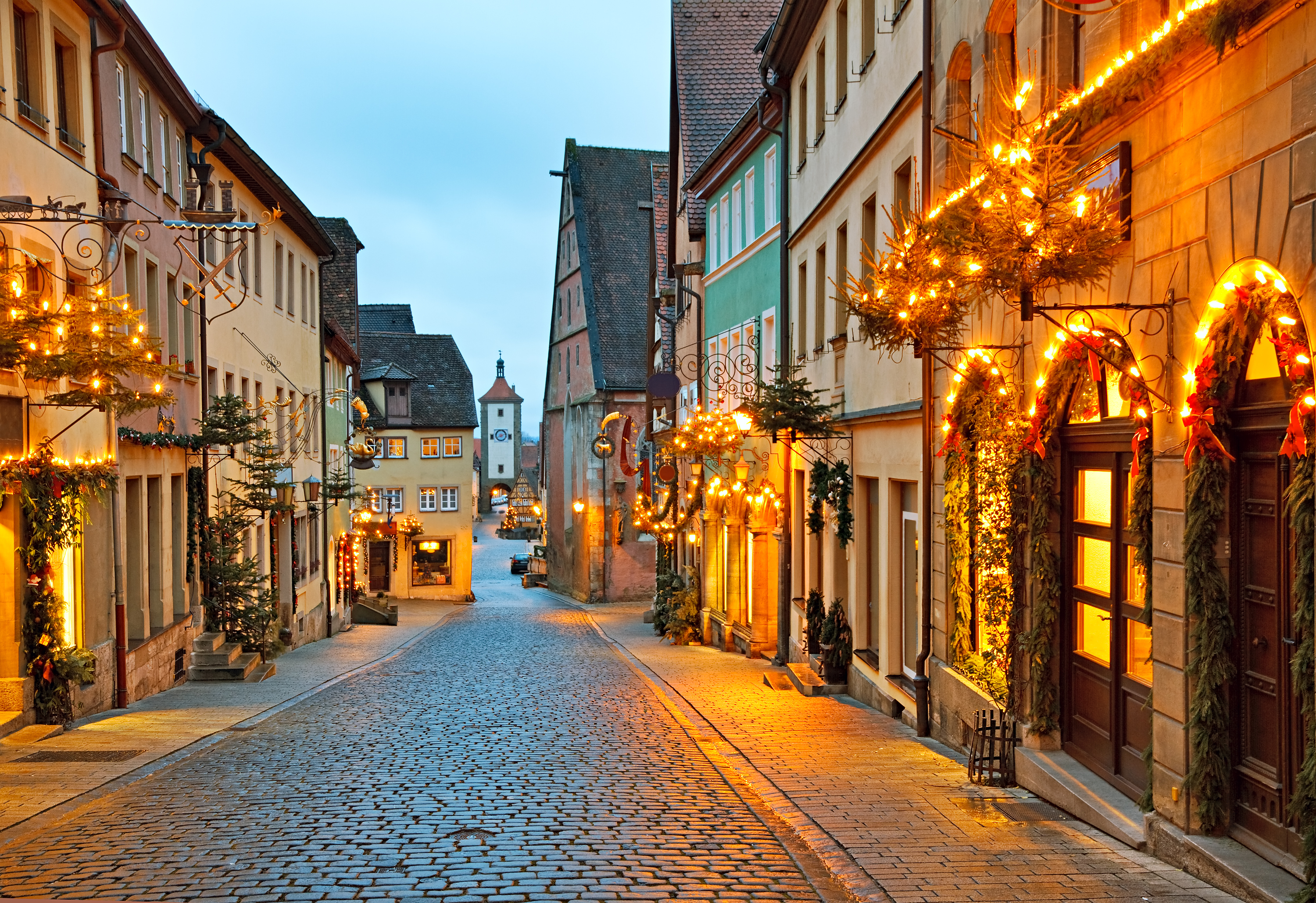 Magisk julestemning i den middelalderlige by Rothenburg ob der Tauber med dekorerede facader og brolagte gader i Franken, Bayern