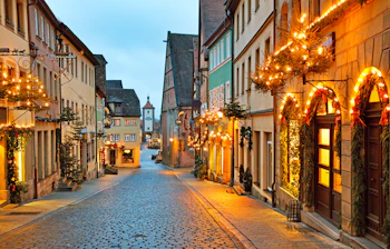 Magisk julestemning i den middelalderlige by Rothenburg ob der Tauber med dekorerede facader og brolagte gader i Franken, Bayern