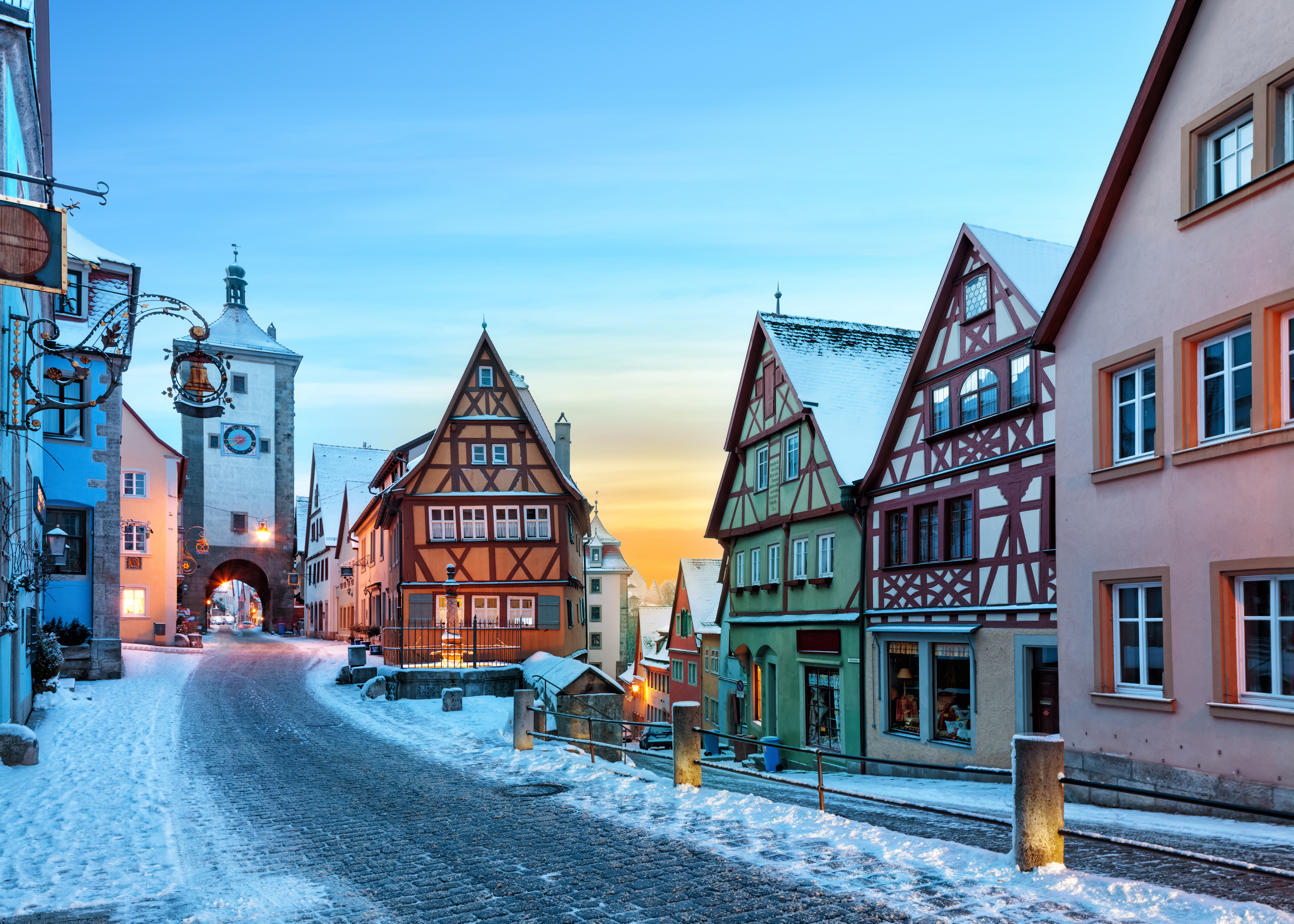 Historisk gade med bindingsværkshuse i Rothenburg ob der Tauber om vinteren