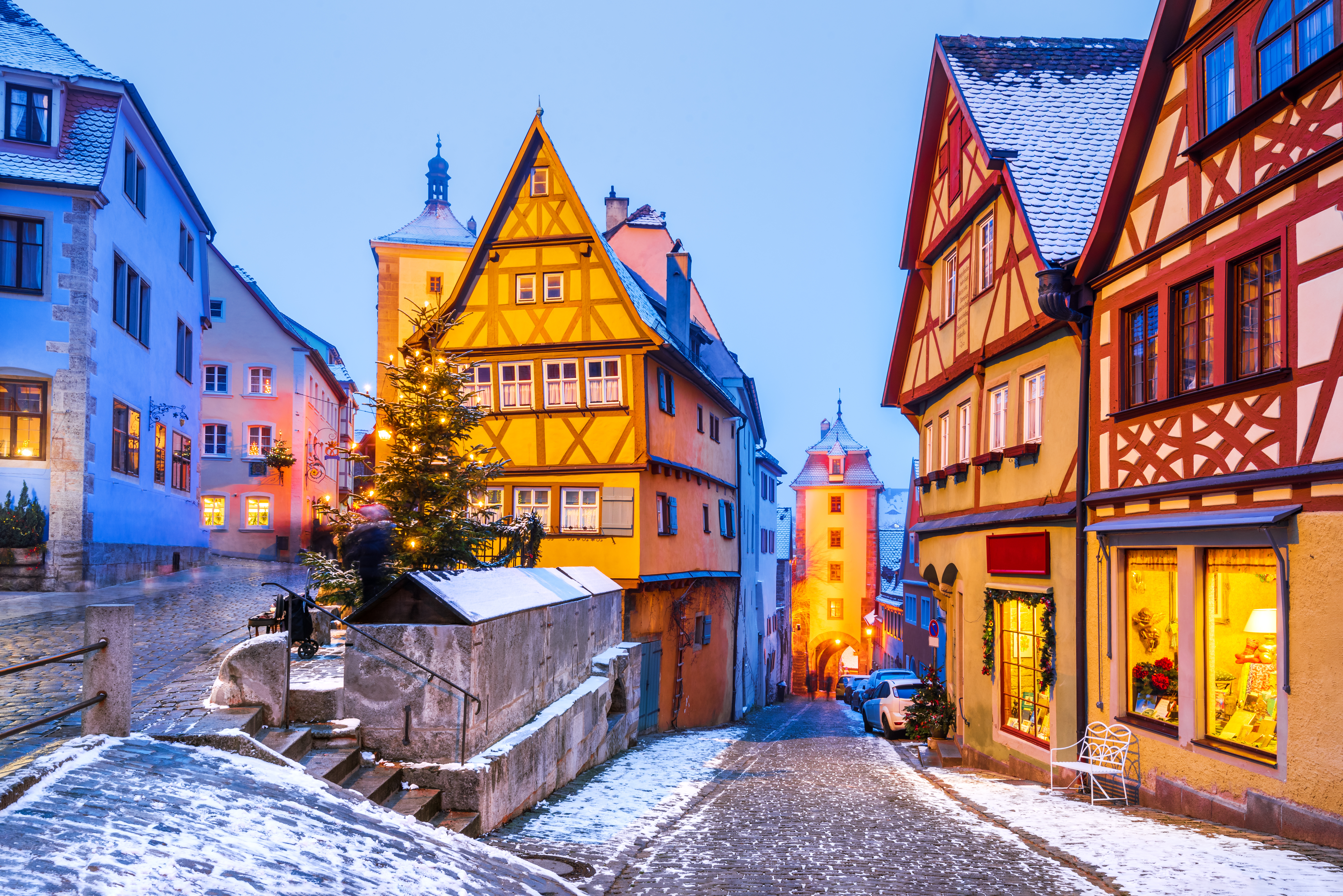 Brostensbelagte gader i Rothenburg ob der Tauber med julestemning og historisk arkitektur