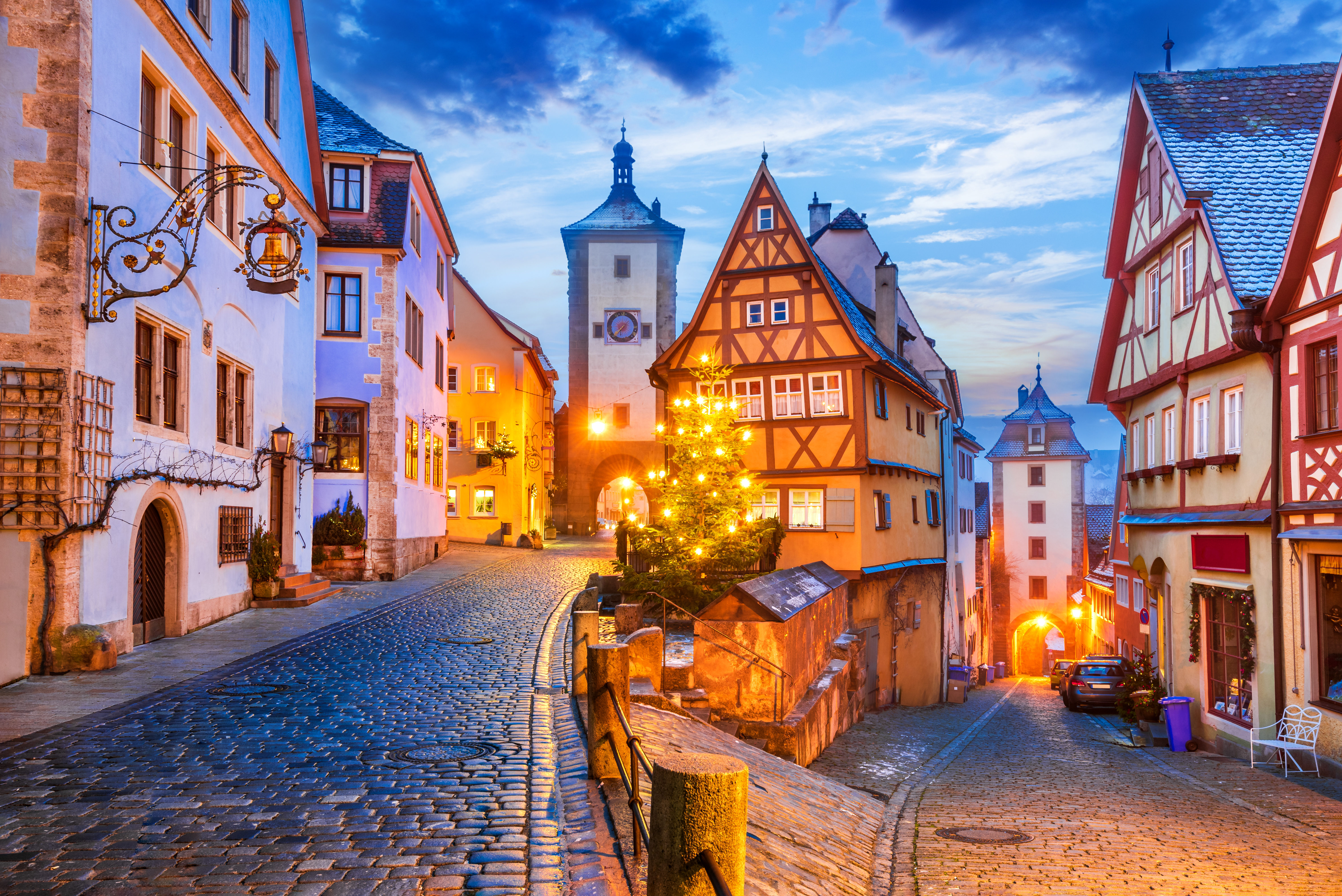 Smukt oplyst historisk torv med traditionel tysk arkitektur i Rothenburg ob der Tauber